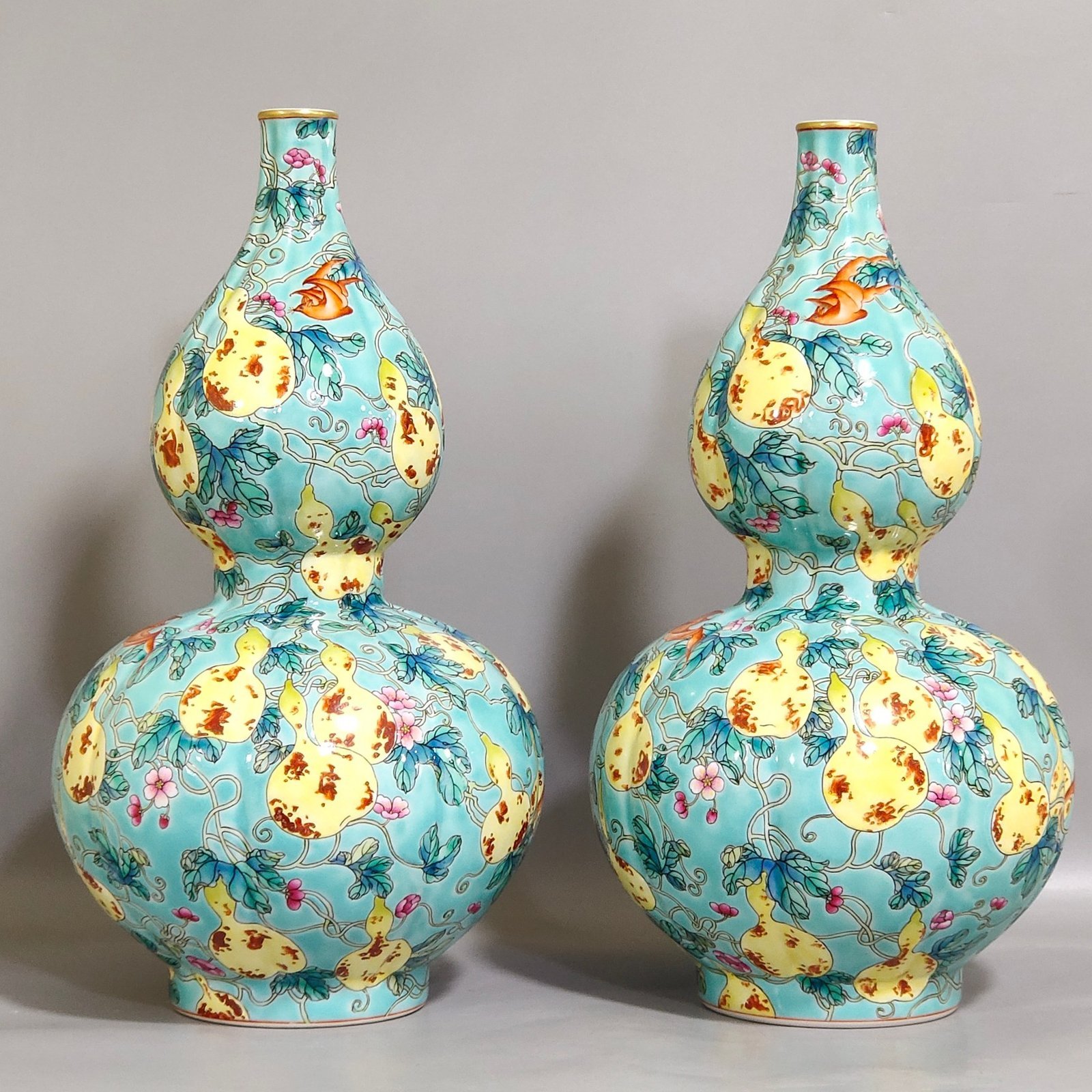 Qing Dynasty Qianlong turquoise green gourd vase