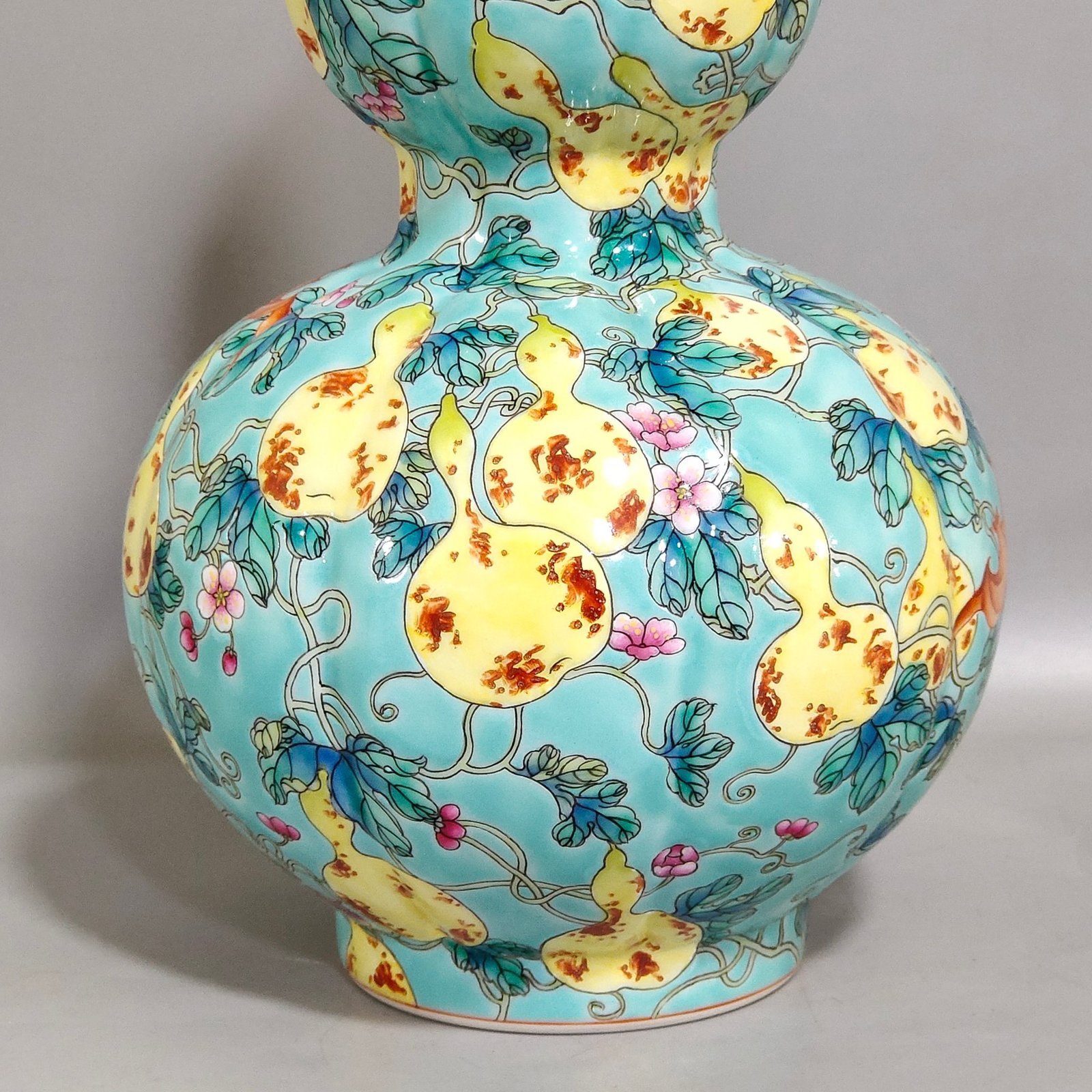 Qing Dynasty Qianlong turquoise green gourd vase