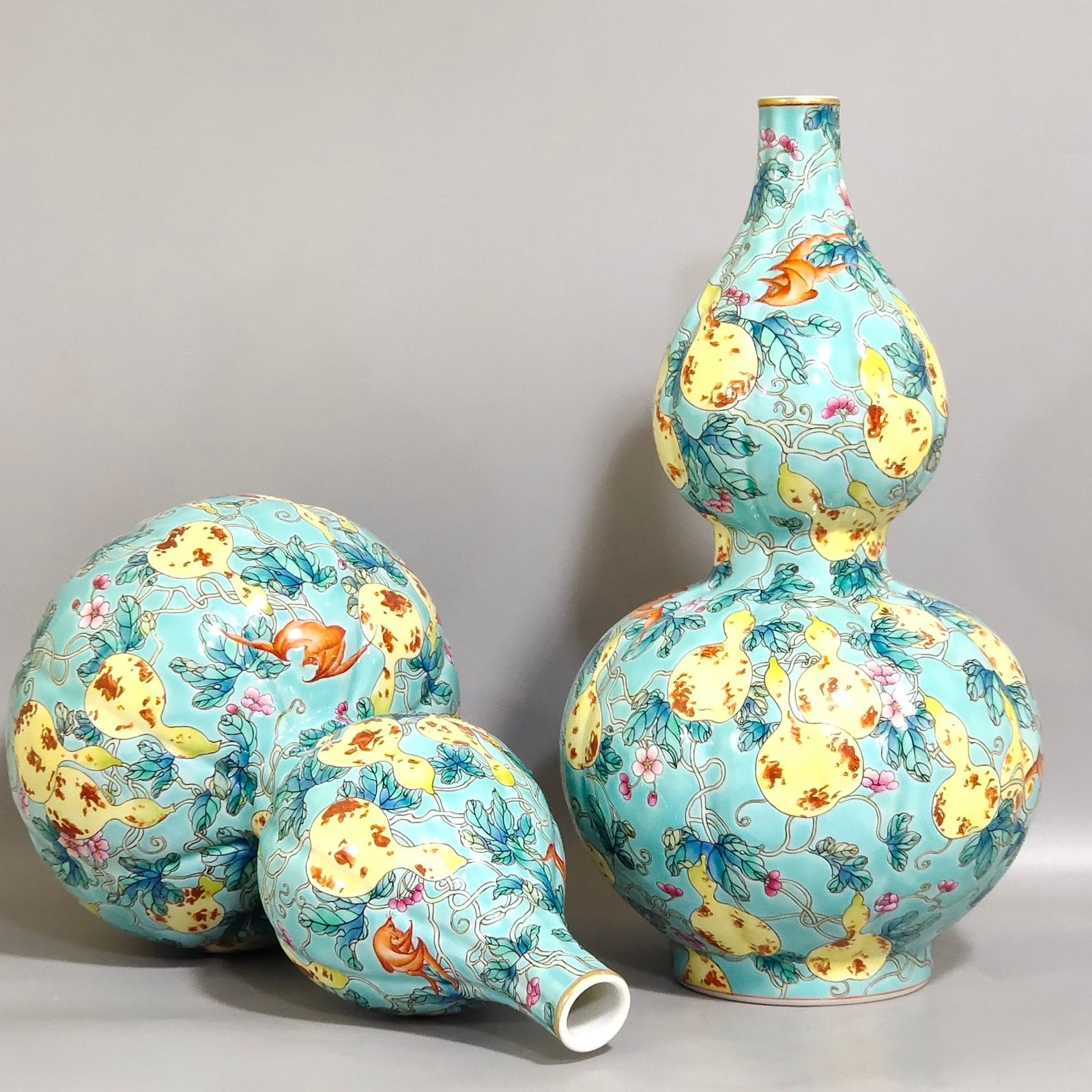 Qing Dynasty Qianlong turquoise green gourd vase