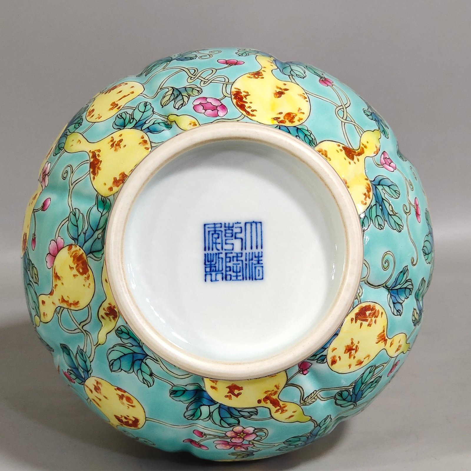 Qing Dynasty Qianlong turquoise green gourd vase