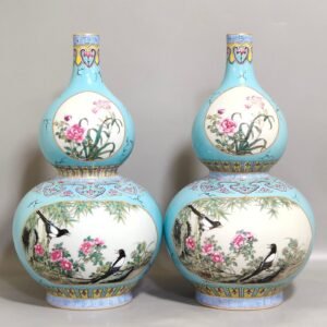 Qing Dynasty Qianlong turquoise green window flower and bird gourd vase