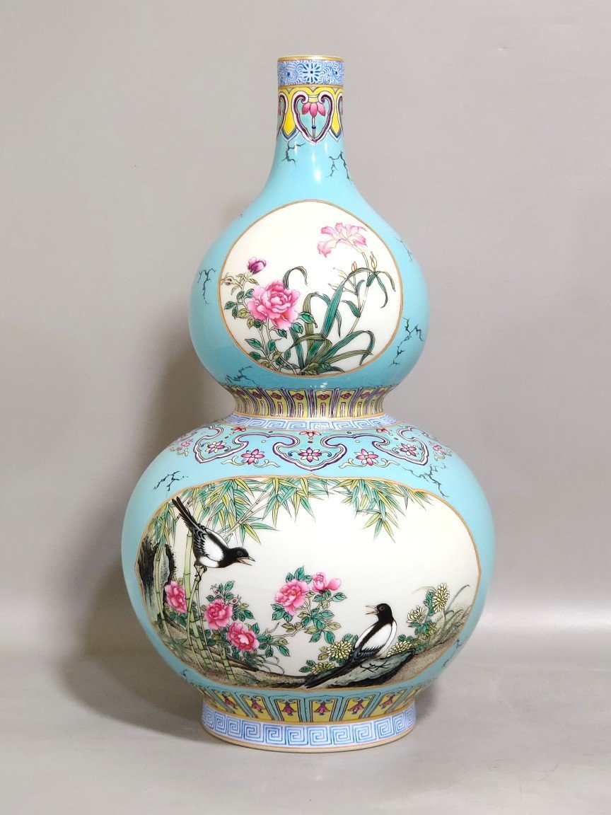 Qing Dynasty Qianlong turquoise green window flower and bird gourd vase