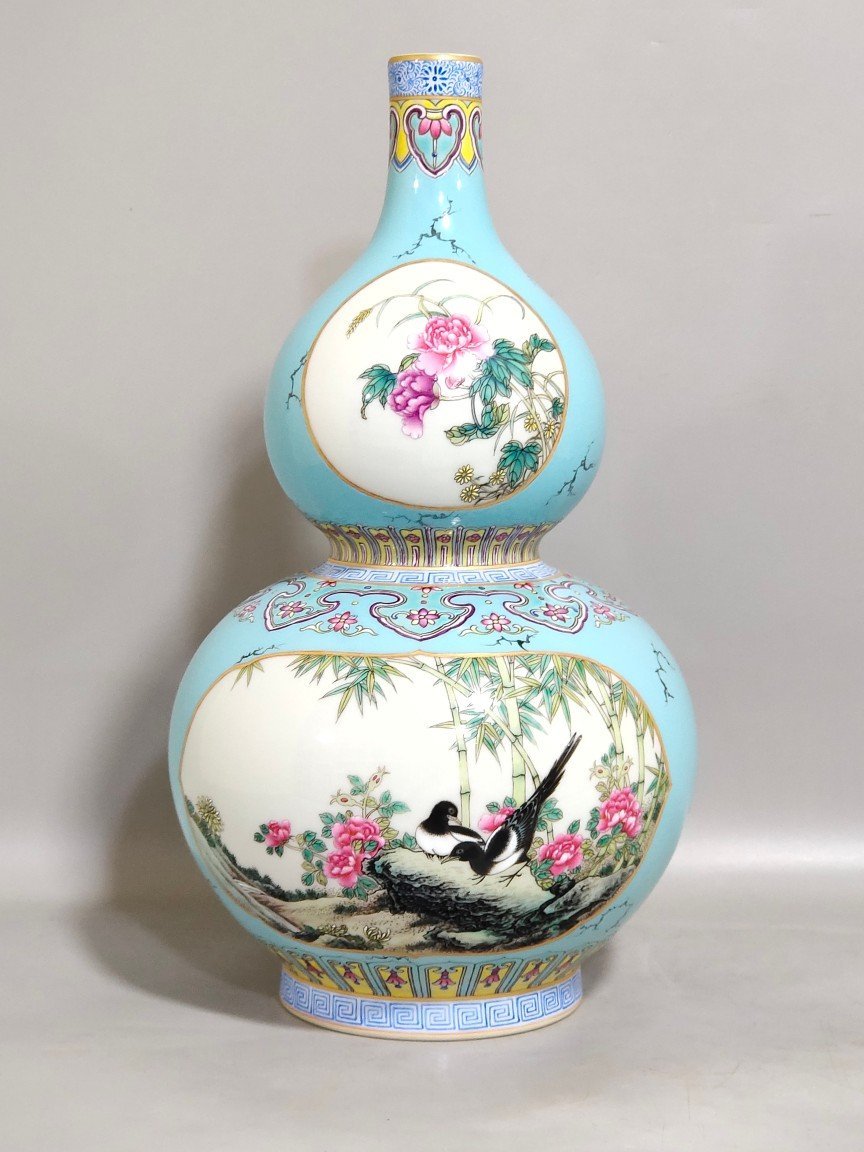 Qing Dynasty Qianlong turquoise green window flower and bird gourd vase