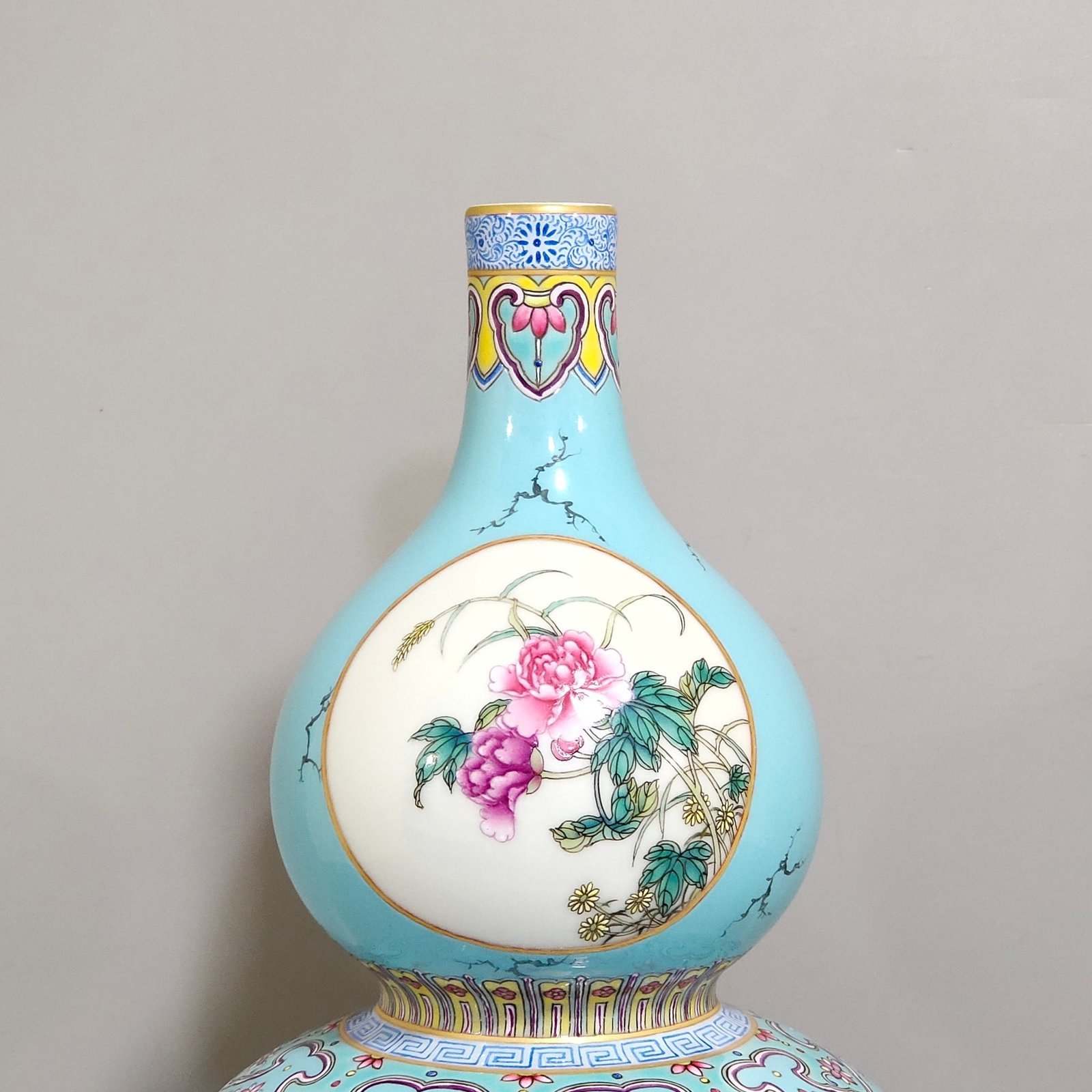 Qing Dynasty Qianlong turquoise green window flower and bird gourd vase