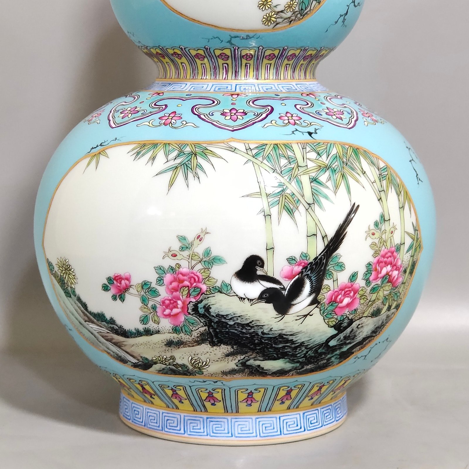 Qing Dynasty Qianlong turquoise green window flower and bird gourd vase