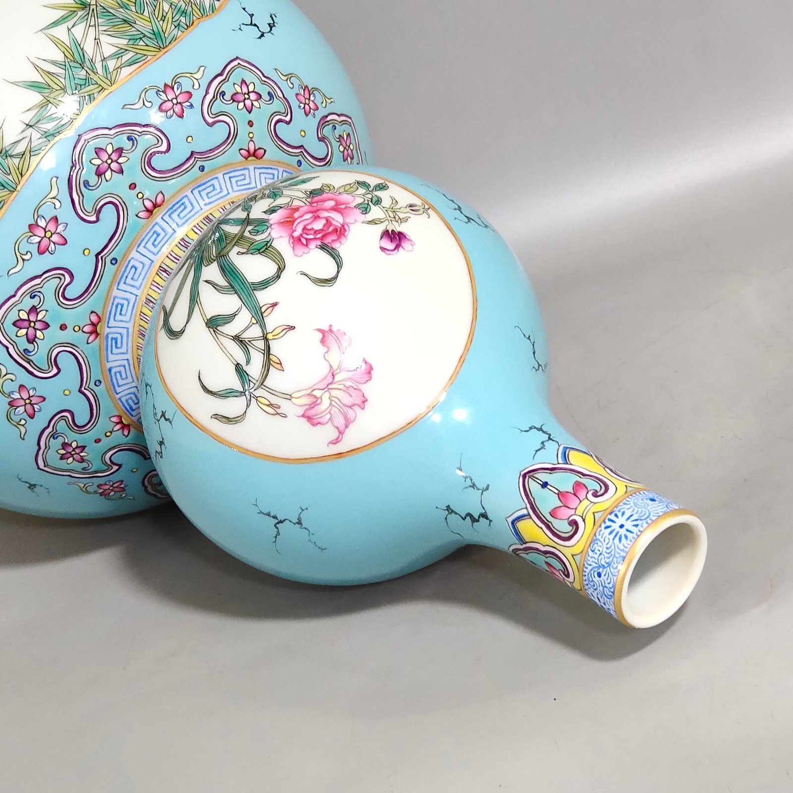 Qing Dynasty Qianlong turquoise green window flower and bird gourd vase
