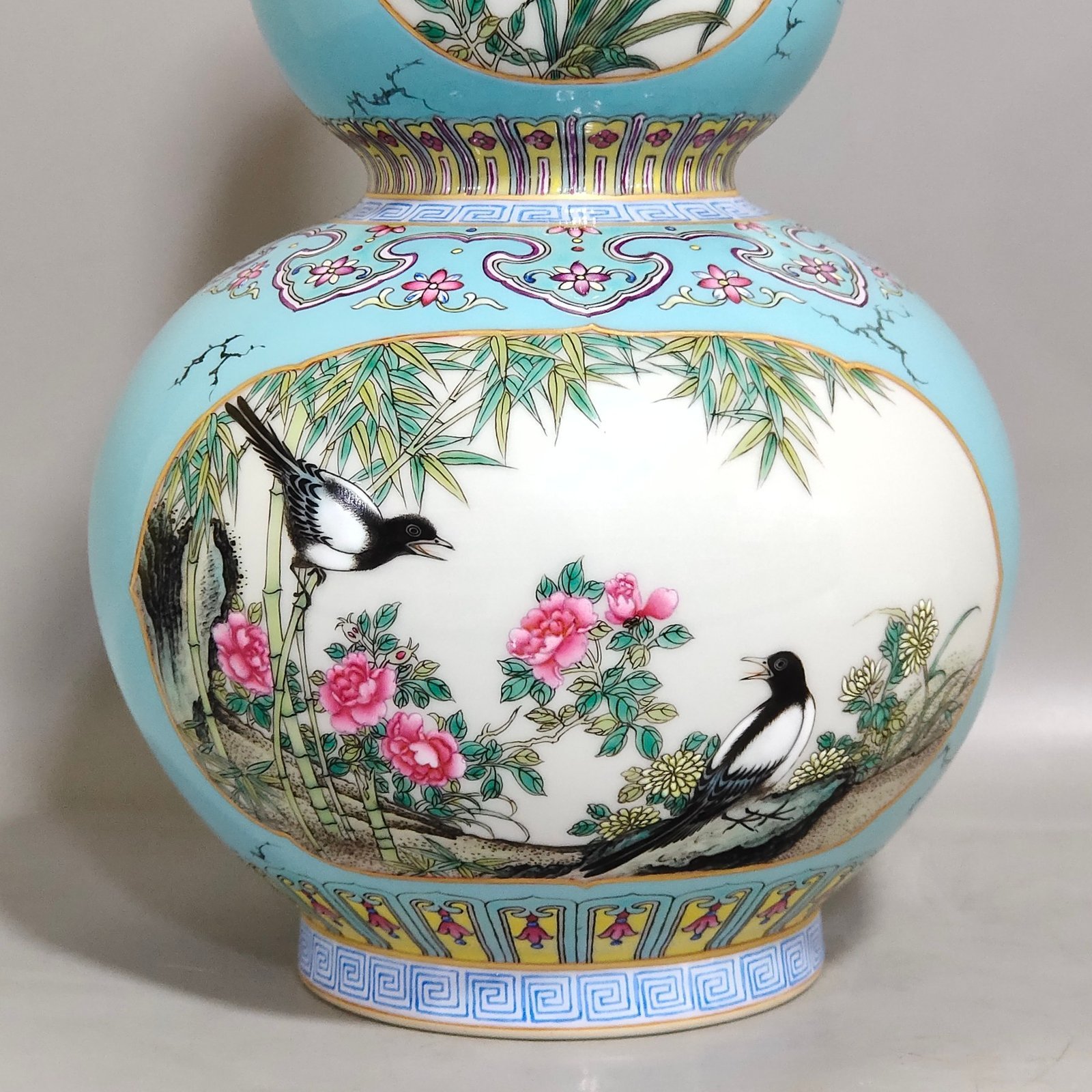 Qing Dynasty Qianlong turquoise green window flower and bird gourd vase