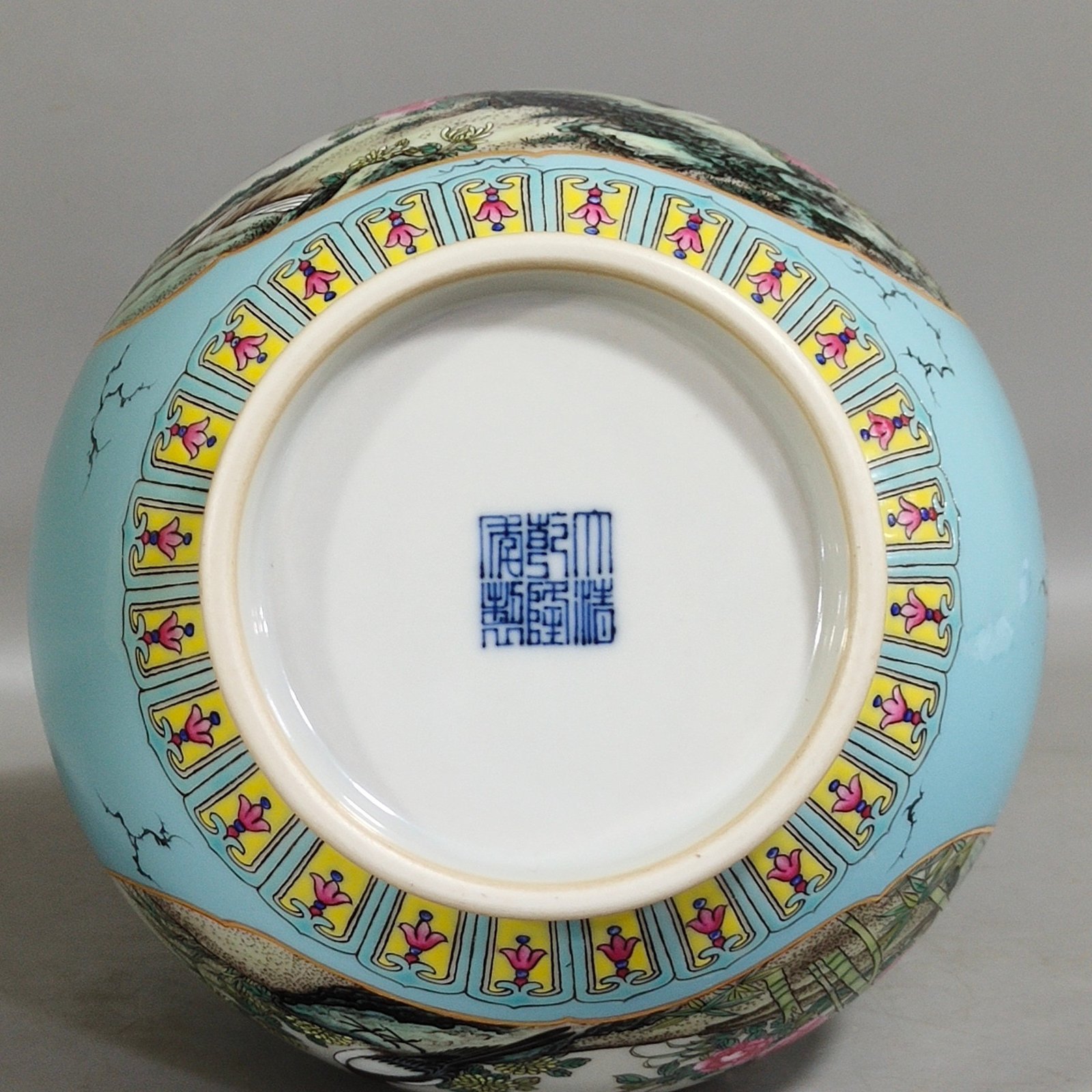 Qing Dynasty Qianlong turquoise green window flower and bird gourd vase