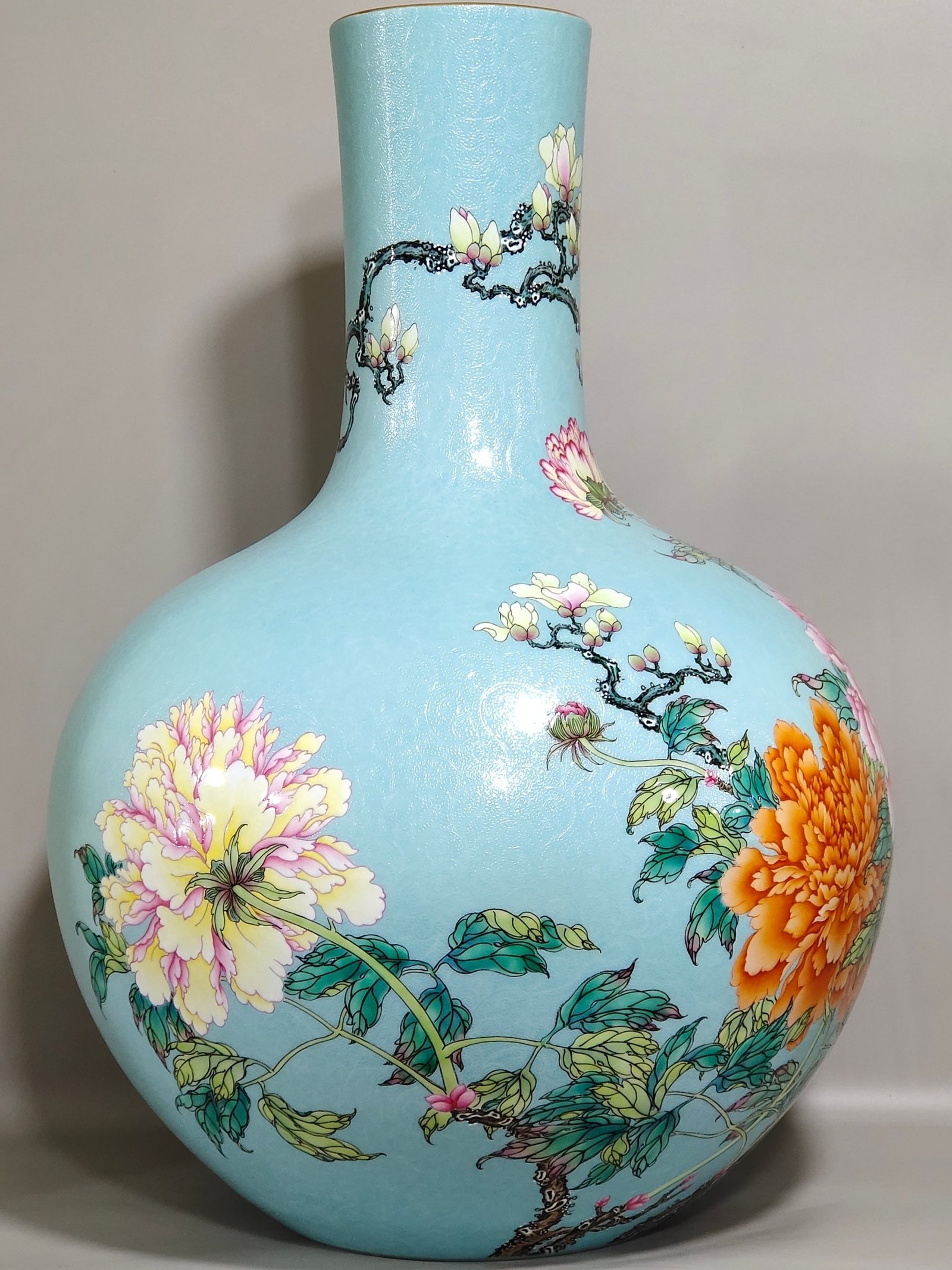 Qing Dynasty Qianlong turquoise green peeled peony flower blooming wealth celestial vase