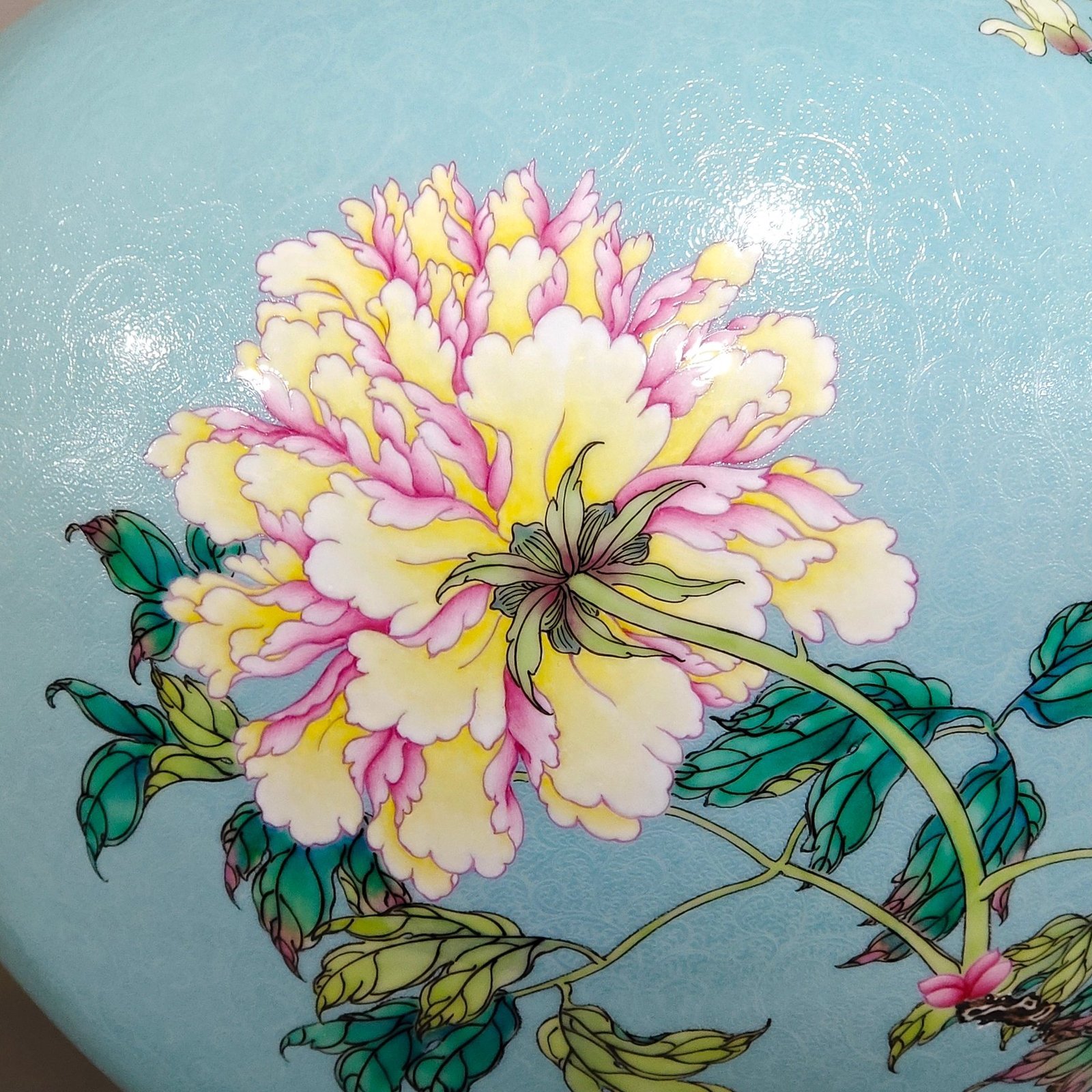 Qing Dynasty Qianlong turquoise green peeled peony flower blooming wealth celestial vase
