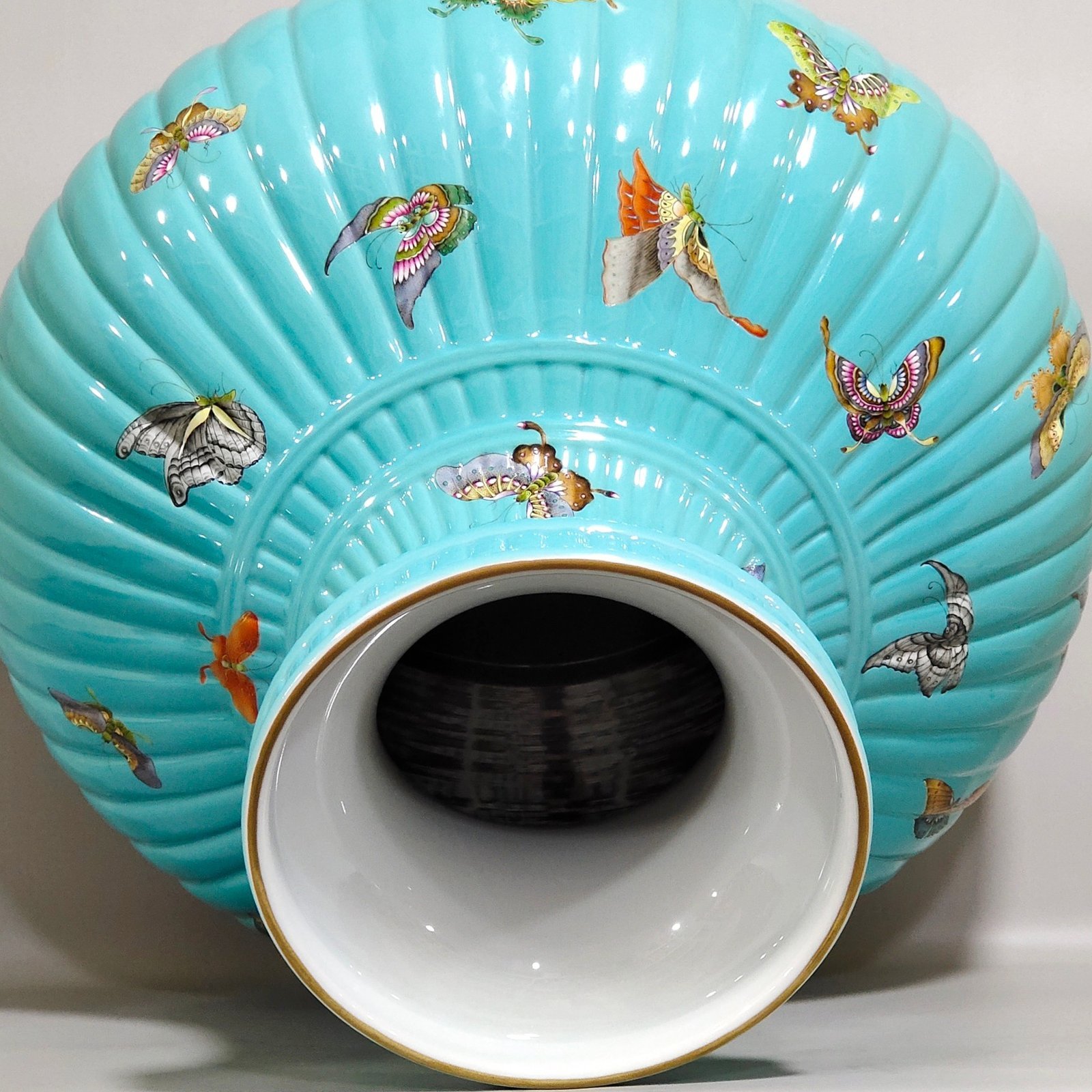 Qing Dynasty Qianlong turquoise green butterfly melon ribbed flat belly vase