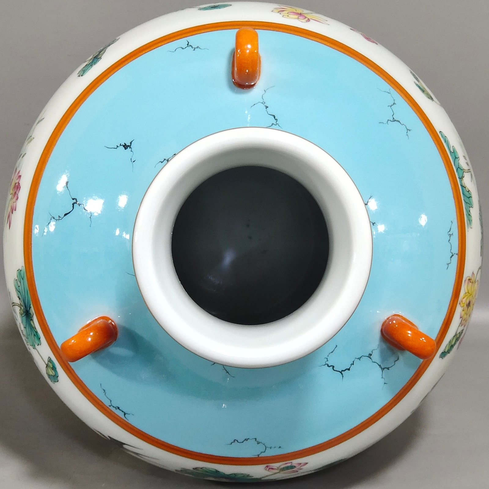 Qing Dynasty Qianlong turquoise green lotus spring swallow plum vase
