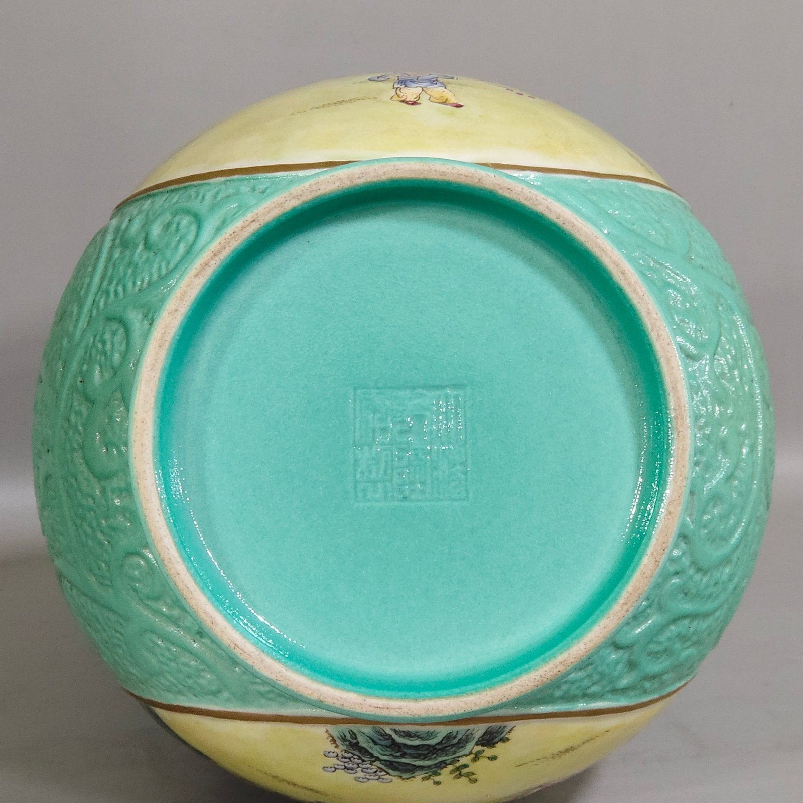 Qing Dynasty Qianlong turquoise green carved window vase