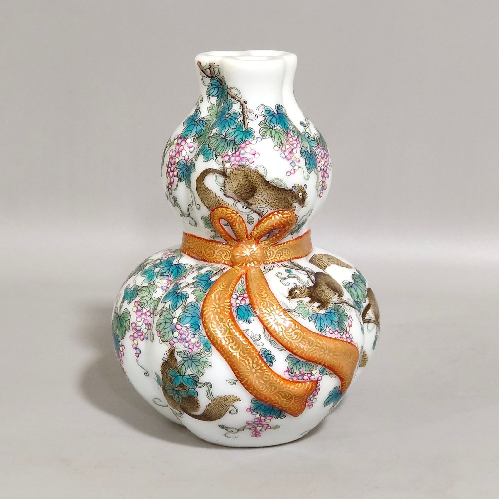 Qing Dynasty Qianlong Squirrel Eating Grape Baggage Gourd Vase