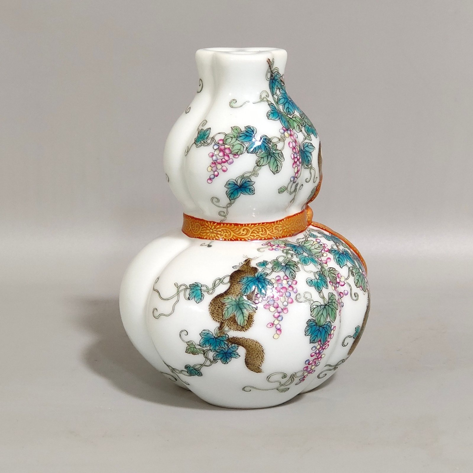 Qing Dynasty Qianlong Squirrel Eating Grape Baggage Gourd Vase