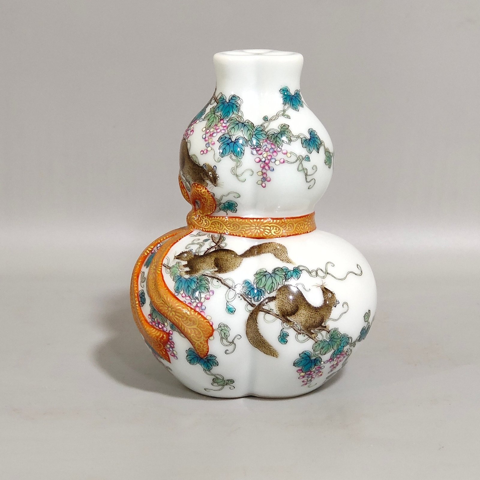 Qing Dynasty Qianlong Squirrel Eating Grape Baggage Gourd Vase