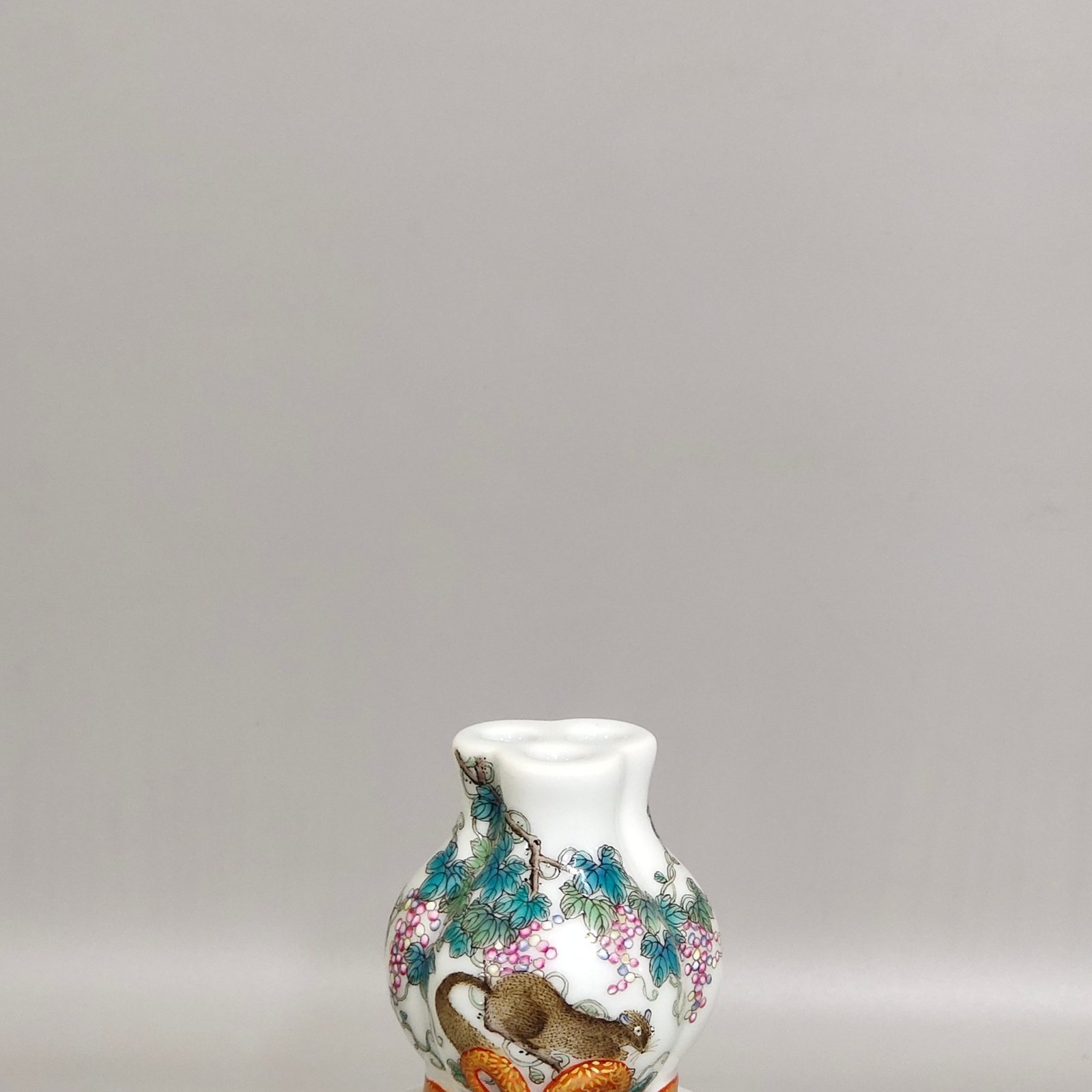 Qing Dynasty Qianlong Squirrel Eating Grape Baggage Gourd Vase