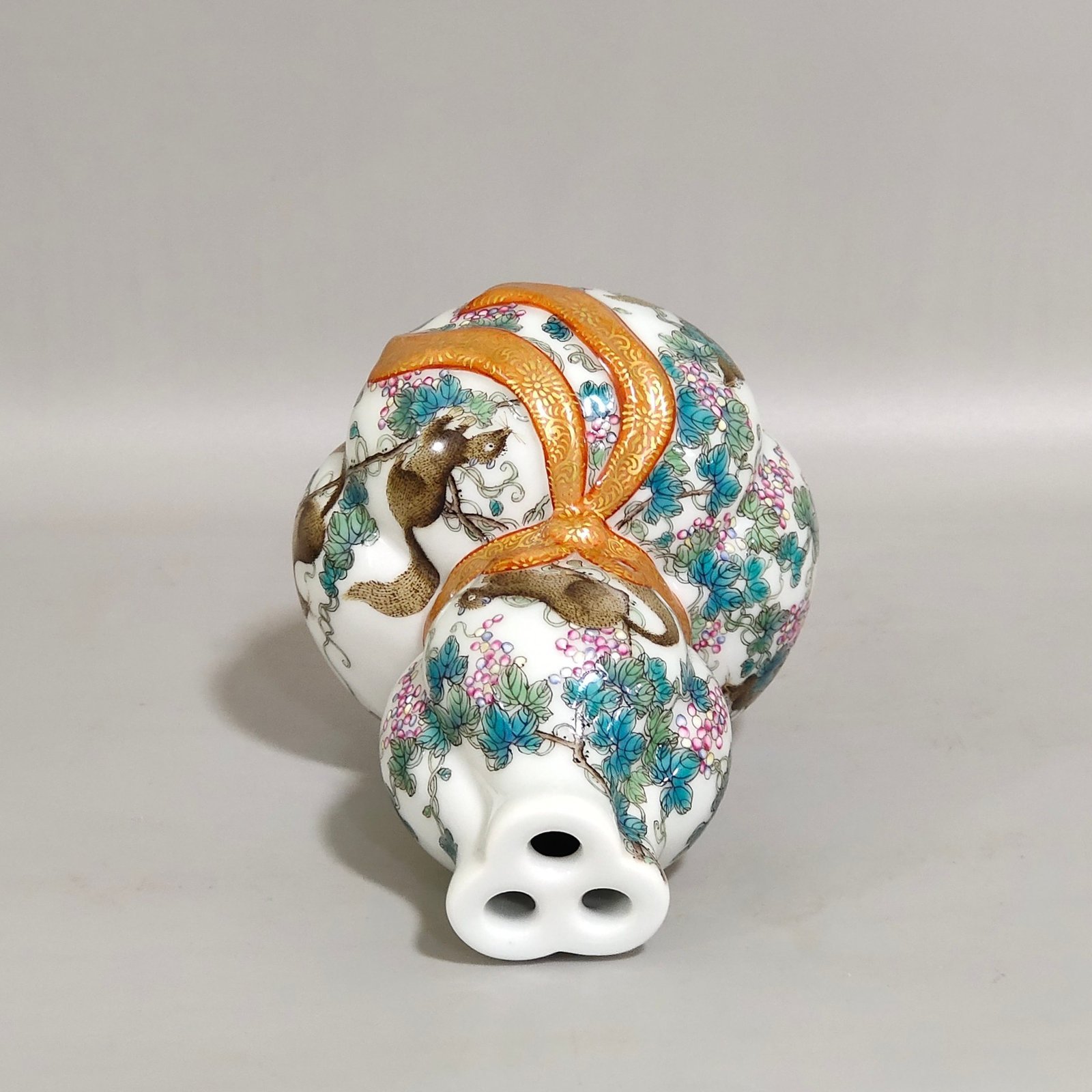 Qing Dynasty Qianlong Squirrel Eating Grape Baggage Gourd Vase