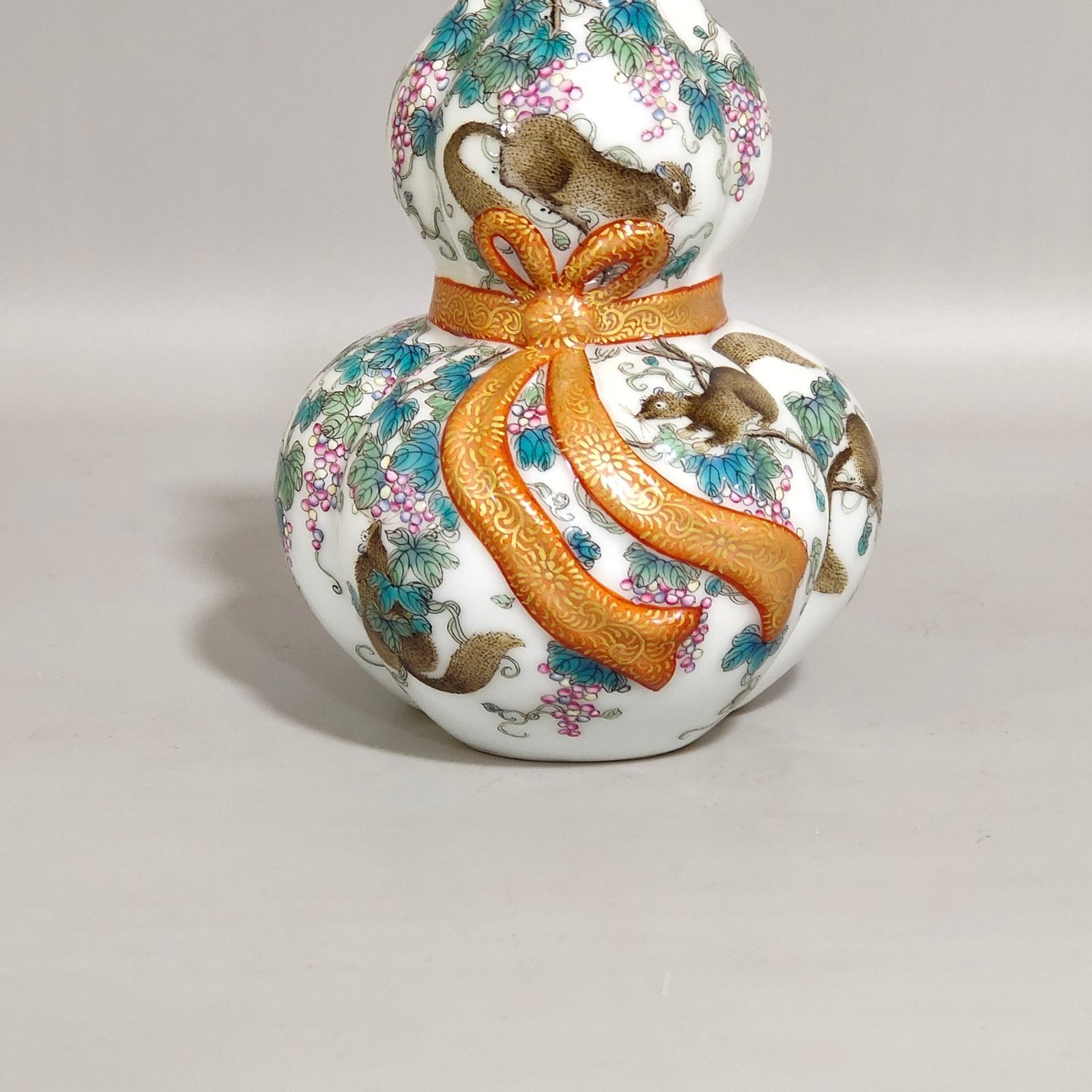 Qing Dynasty Qianlong Squirrel Eating Grape Baggage Gourd Vase