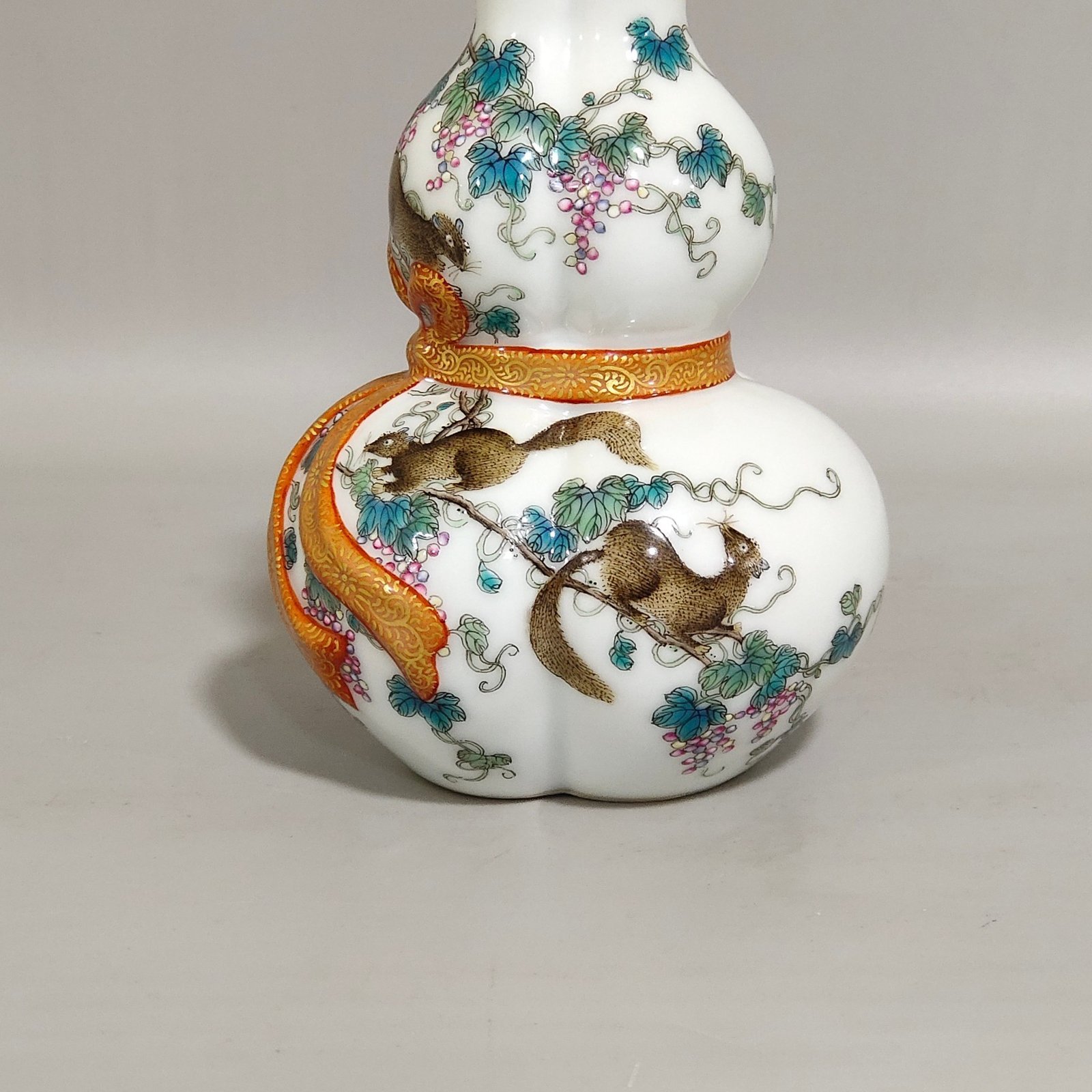 Qing Dynasty Qianlong Squirrel Eating Grape Baggage Gourd Vase