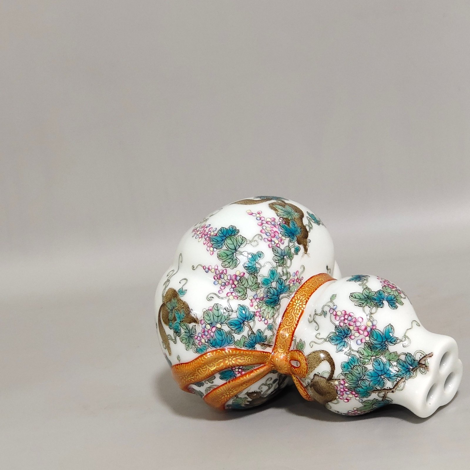 Qing Dynasty Qianlong Squirrel Eating Grape Baggage Gourd Vase