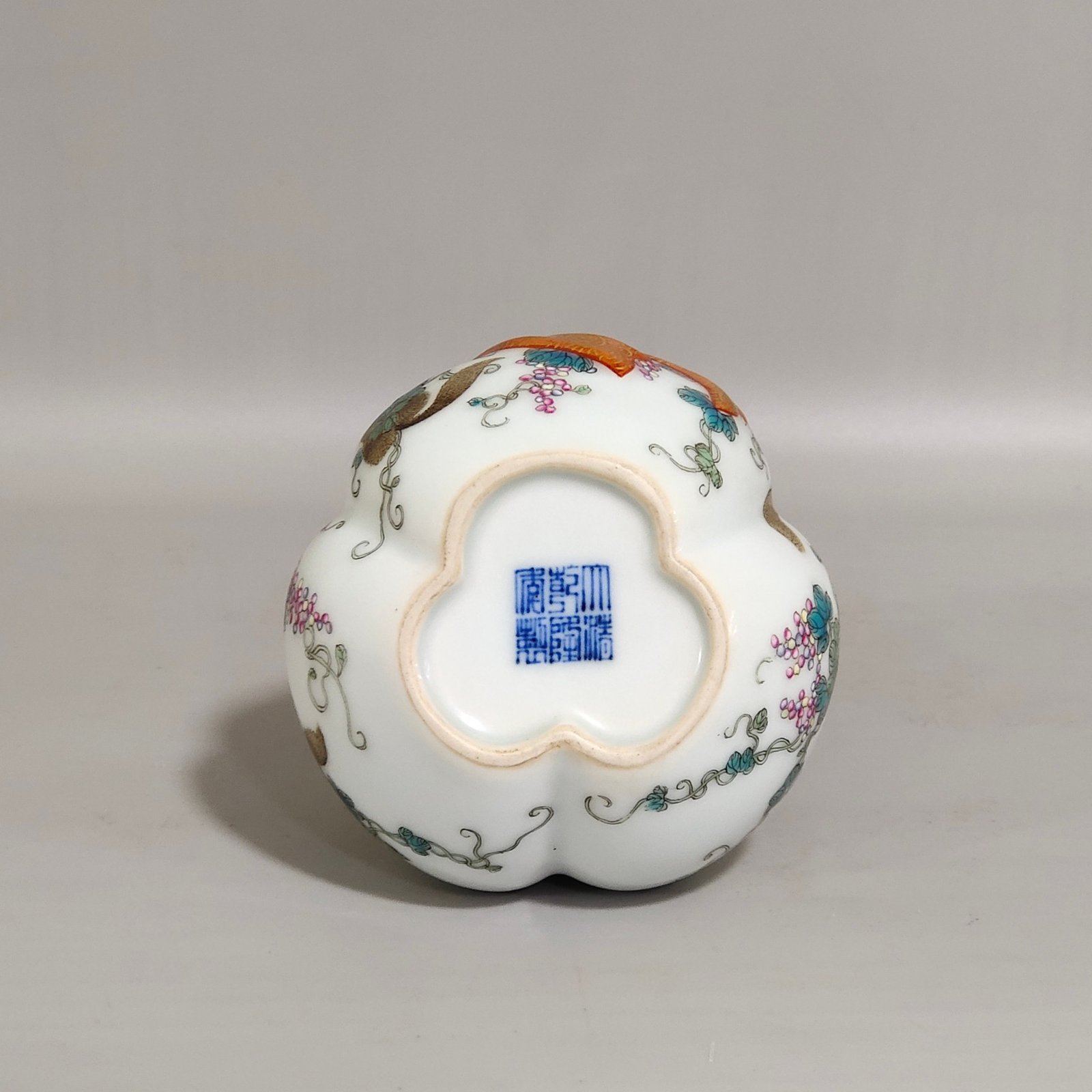 Qing Dynasty Qianlong Squirrel Eating Grape Baggage Gourd Vase