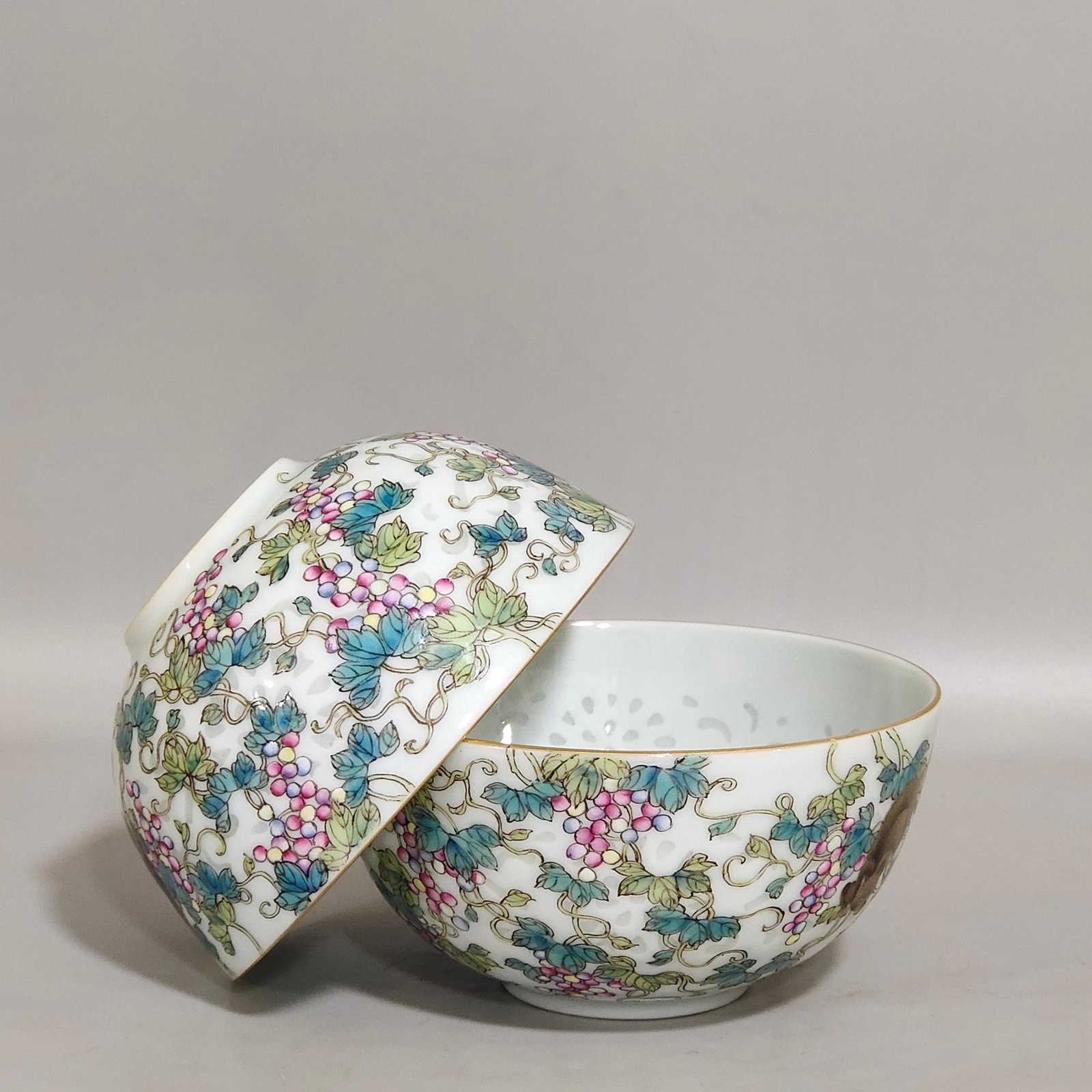 Qing Dynasty Qianlong Squirrel Grape Exquisite Cup