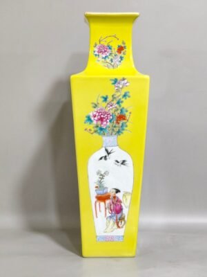 Qing Dynasty Qianlong lemon yellow four-square vase with beautiful pictures
