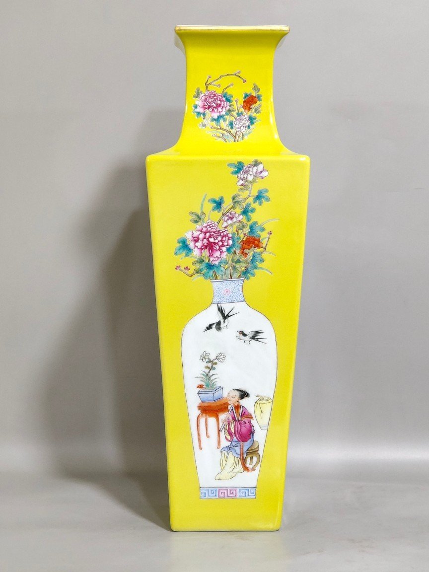 Qing Dynasty Qianlong lemon yellow four-square vase with beautiful pictures