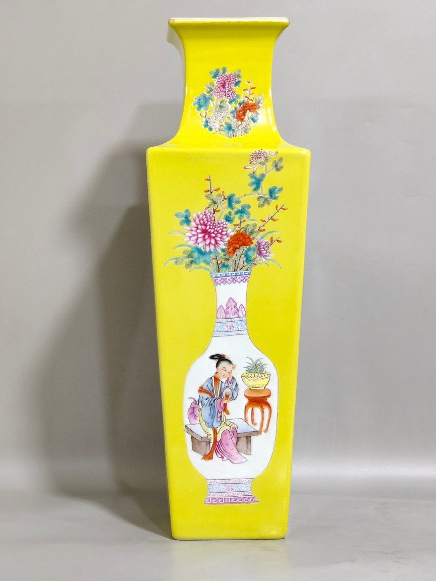 Qing Dynasty Qianlong lemon yellow four-square vase with beautiful pictures