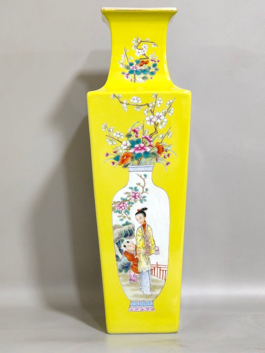 Qing Dynasty Qianlong lemon yellow four-square vase with beautiful pictures