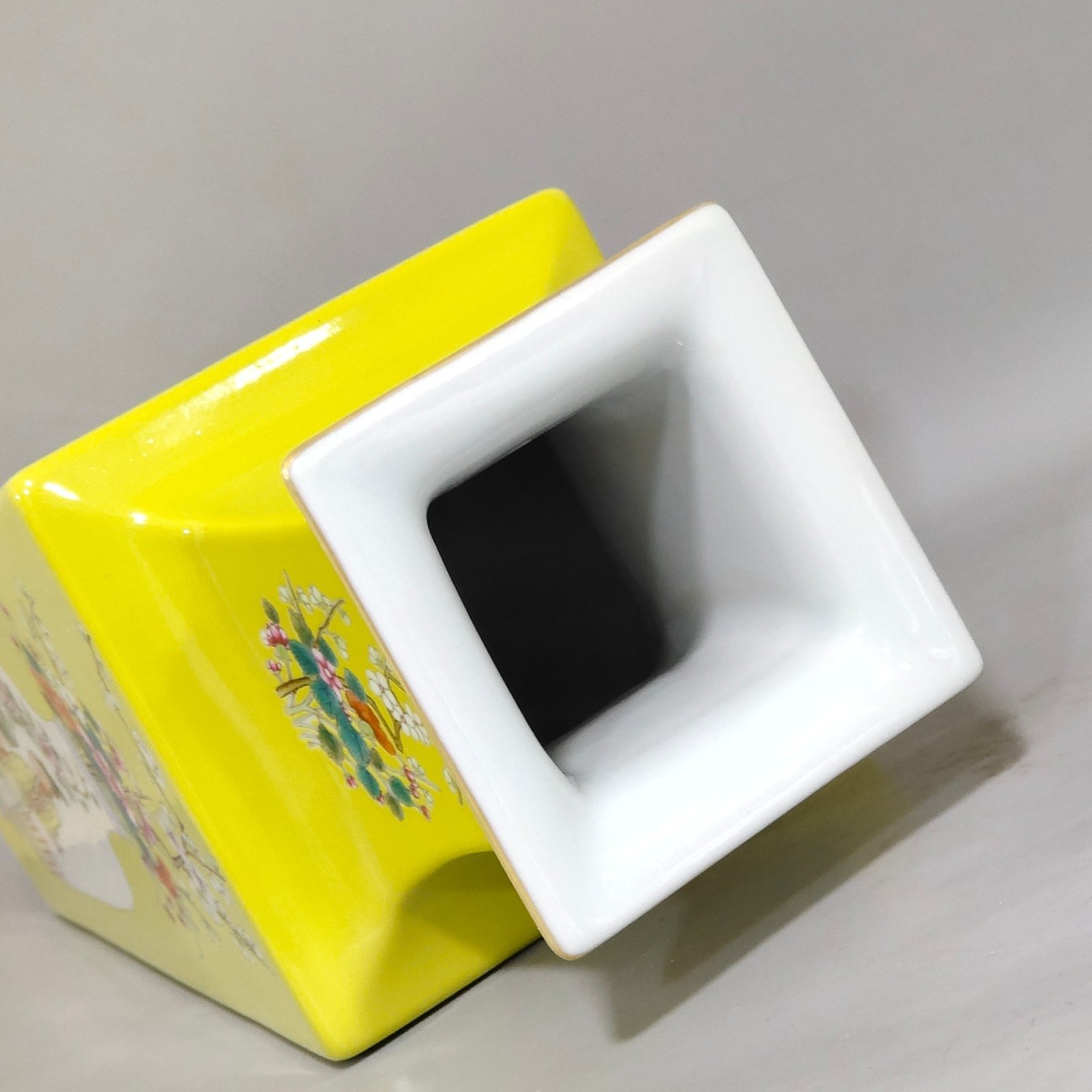 Qing Dynasty Qianlong lemon yellow four-square vase with beautiful pictures