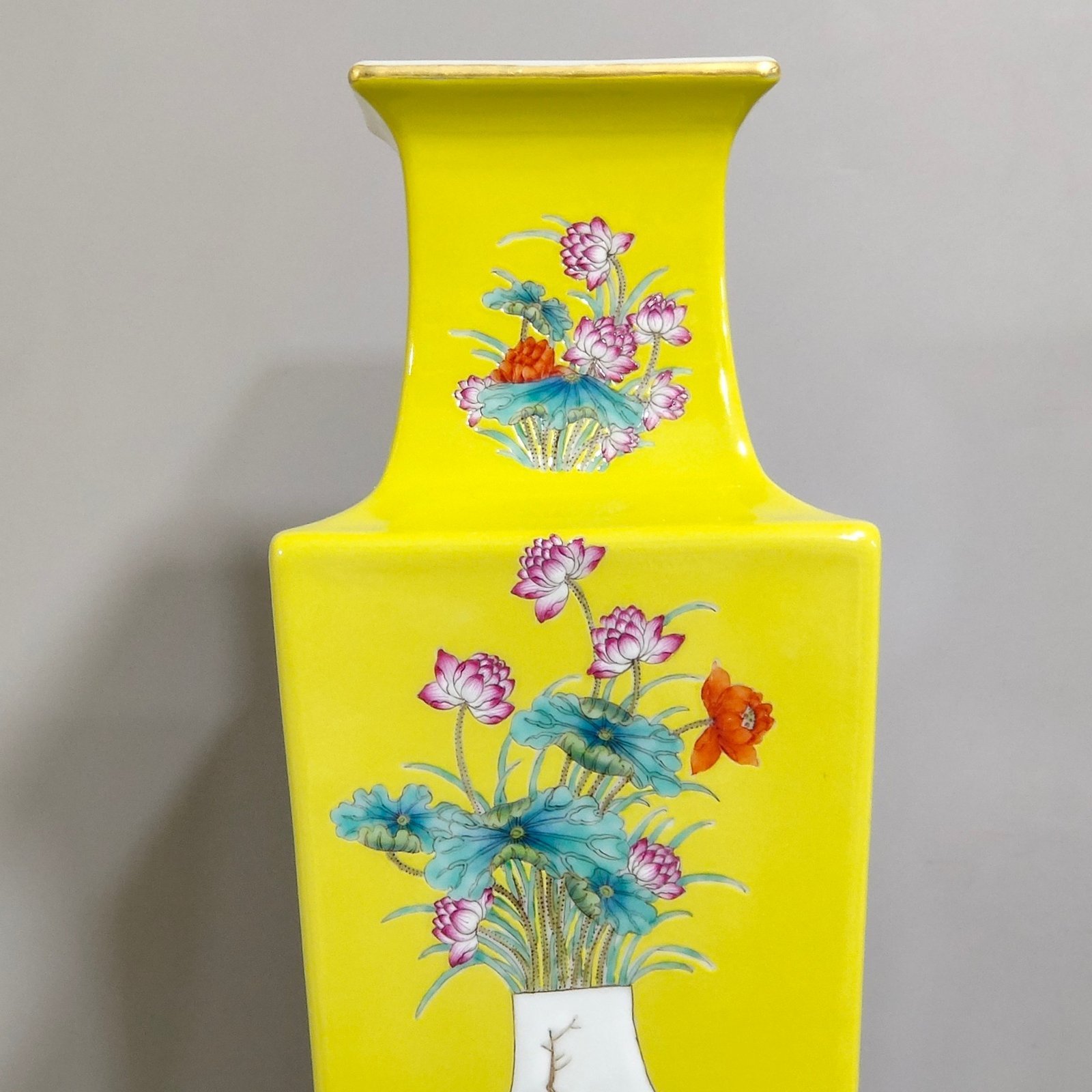 Qing Dynasty Qianlong lemon yellow four-square vase with beautiful pictures
