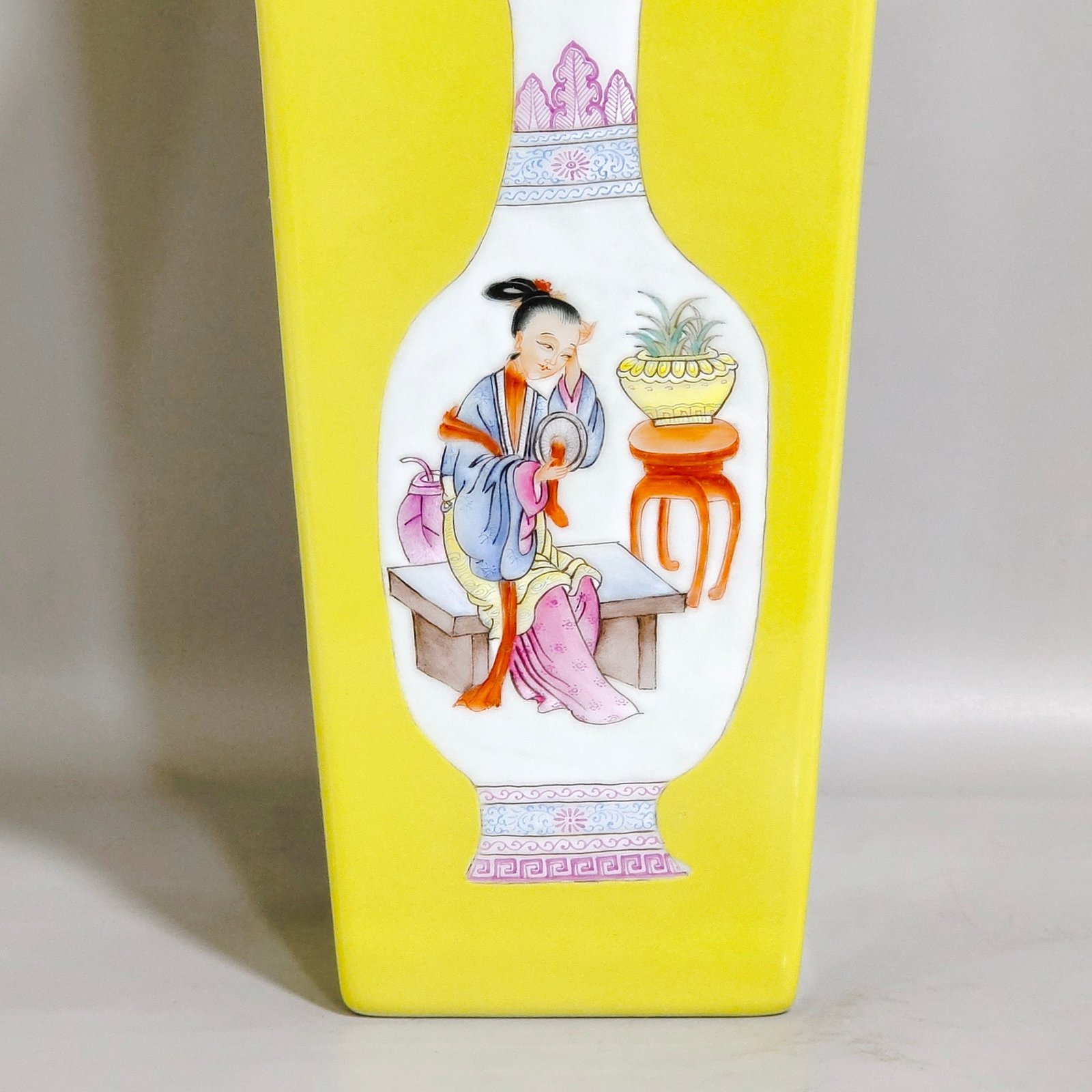 Qing Dynasty Qianlong lemon yellow four-square vase with beautiful pictures
