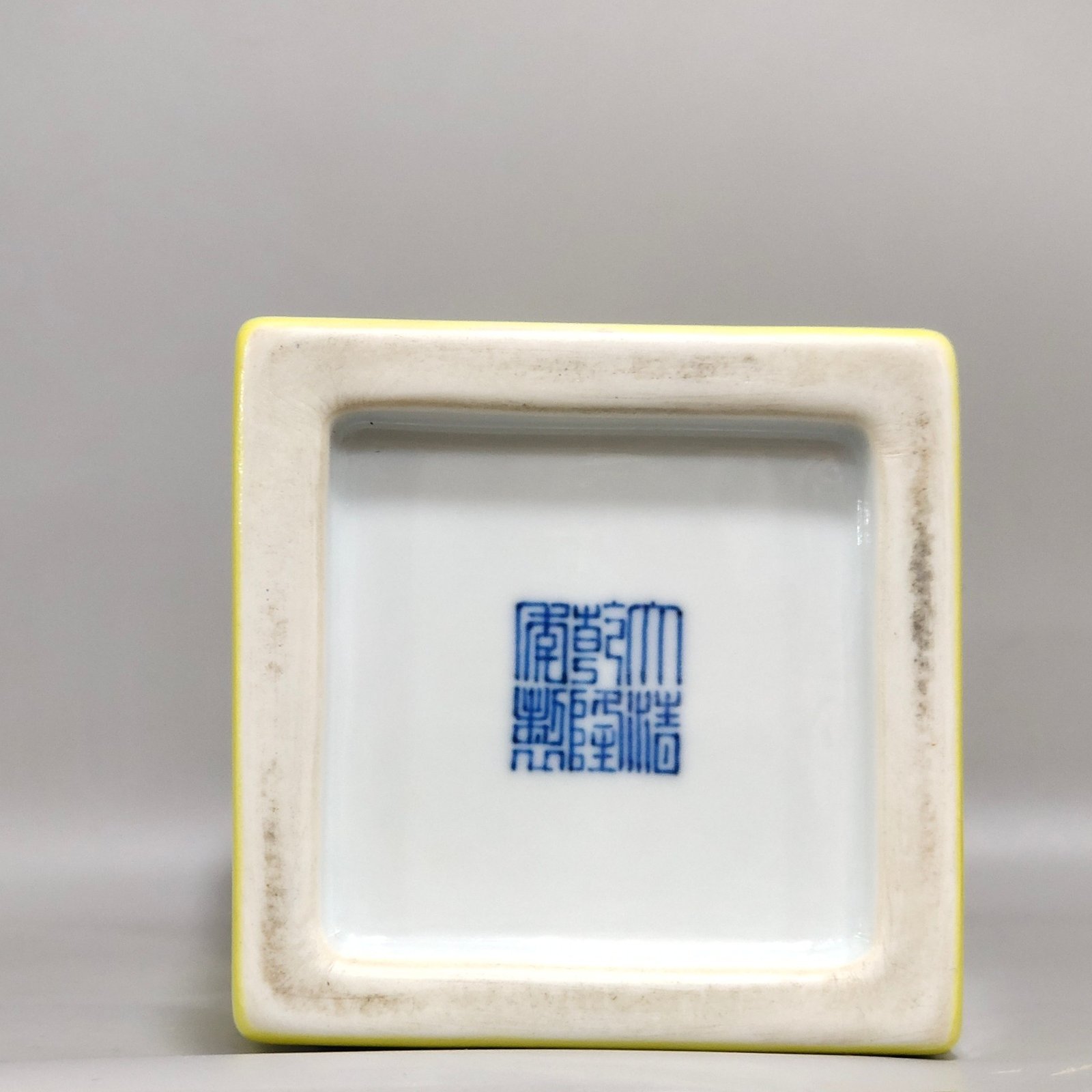 Qing Dynasty Qianlong lemon yellow four-square vase with beautiful pictures