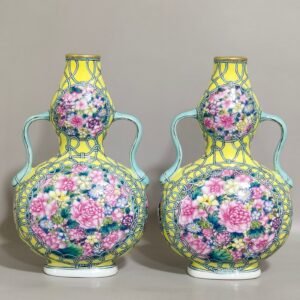Qing Dynasty Qianlong lemon yellow glaze open window gourd vase