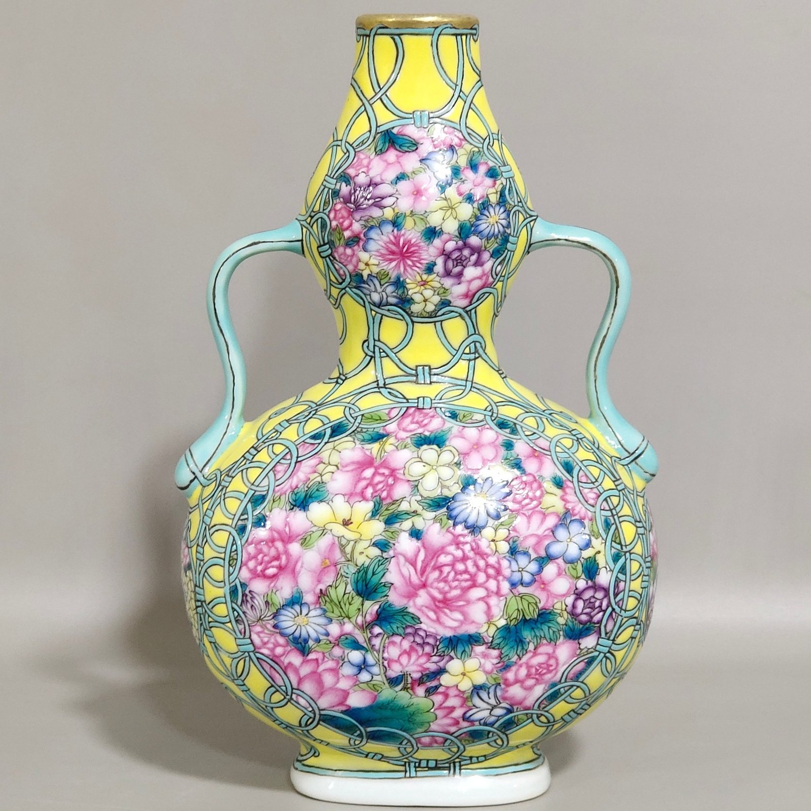 Qing Dynasty Qianlong lemon yellow glaze open window gourd vase