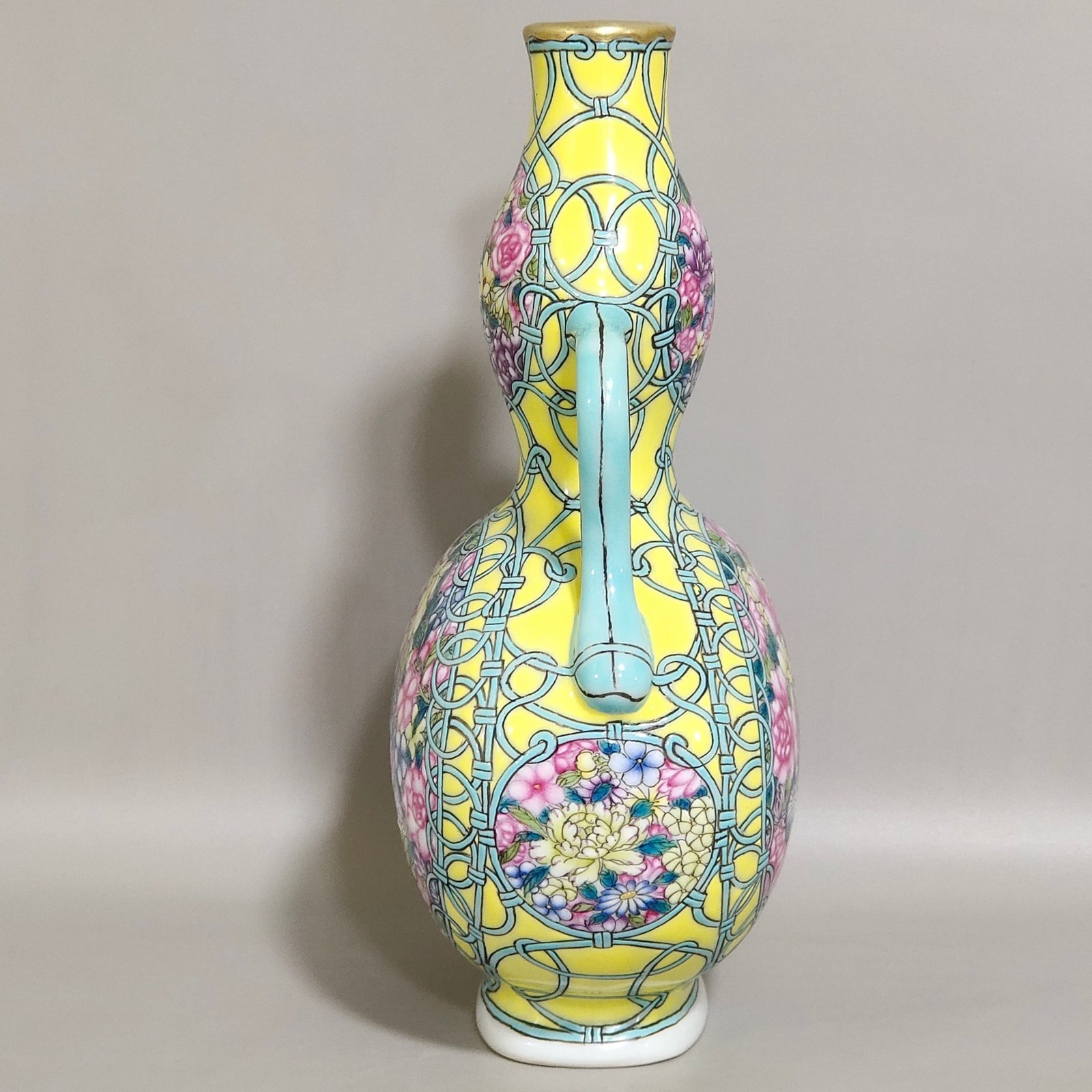 Qing Dynasty Qianlong lemon yellow glaze open window gourd vase