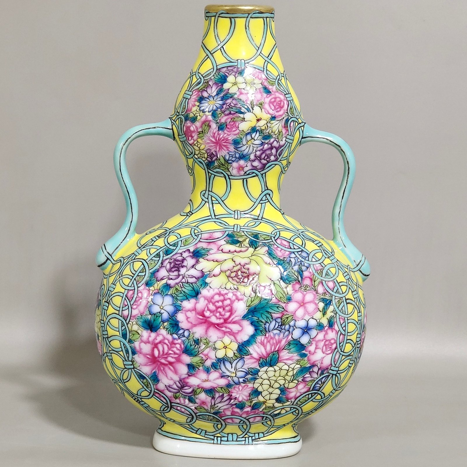 Qing Dynasty Qianlong lemon yellow glaze open window gourd vase