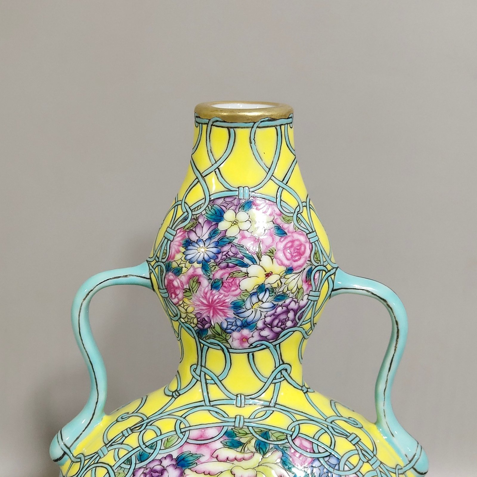 Qing Dynasty Qianlong lemon yellow glaze open window gourd vase