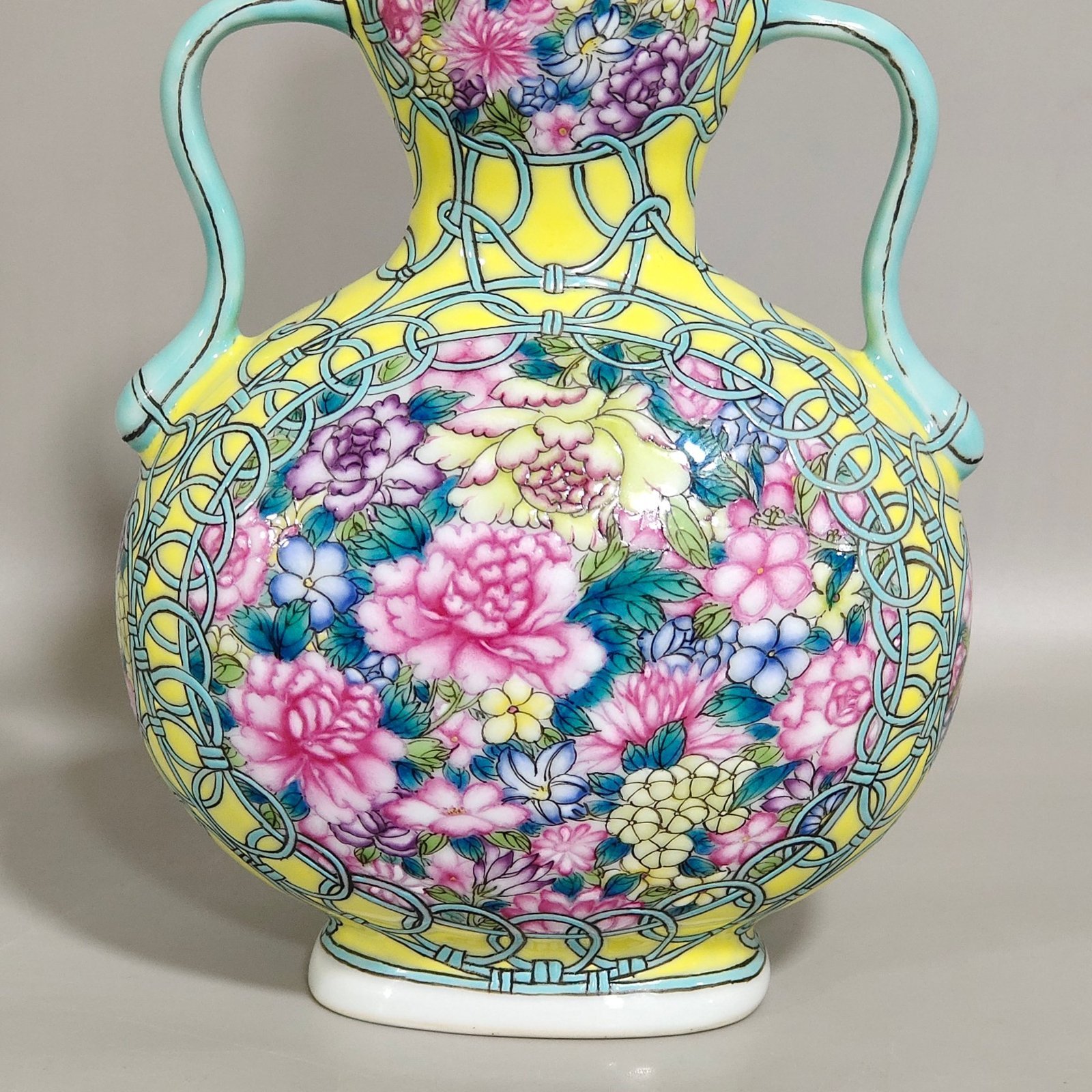Qing Dynasty Qianlong lemon yellow glaze open window gourd vase