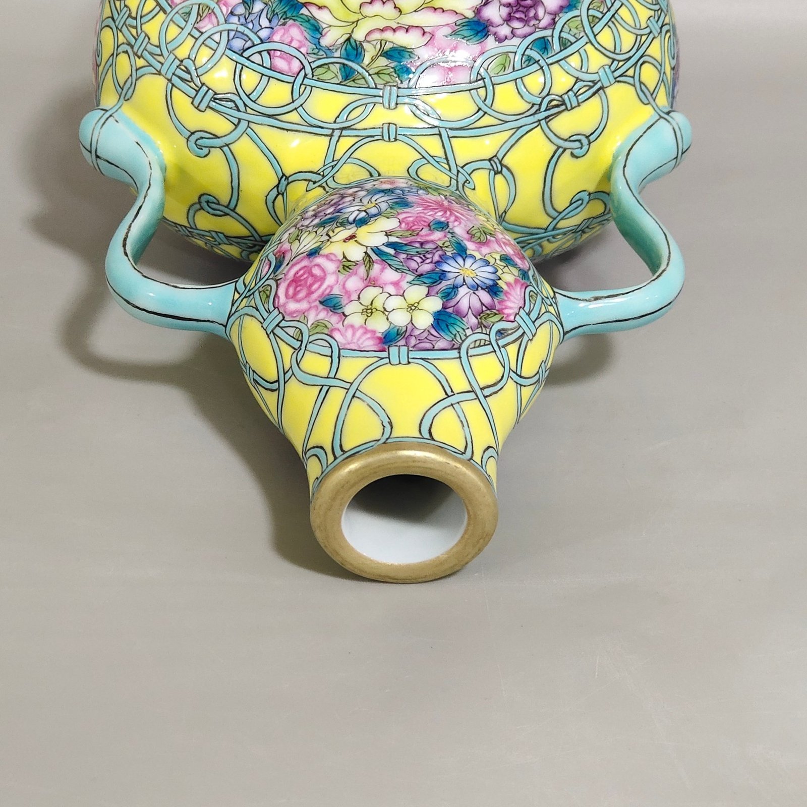 Qing Dynasty Qianlong lemon yellow glaze open window gourd vase