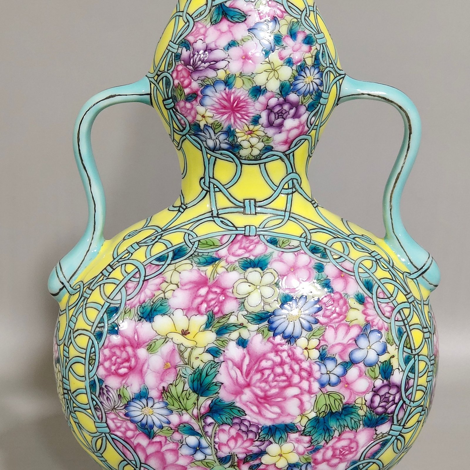 Qing Dynasty Qianlong lemon yellow glaze open window gourd vase