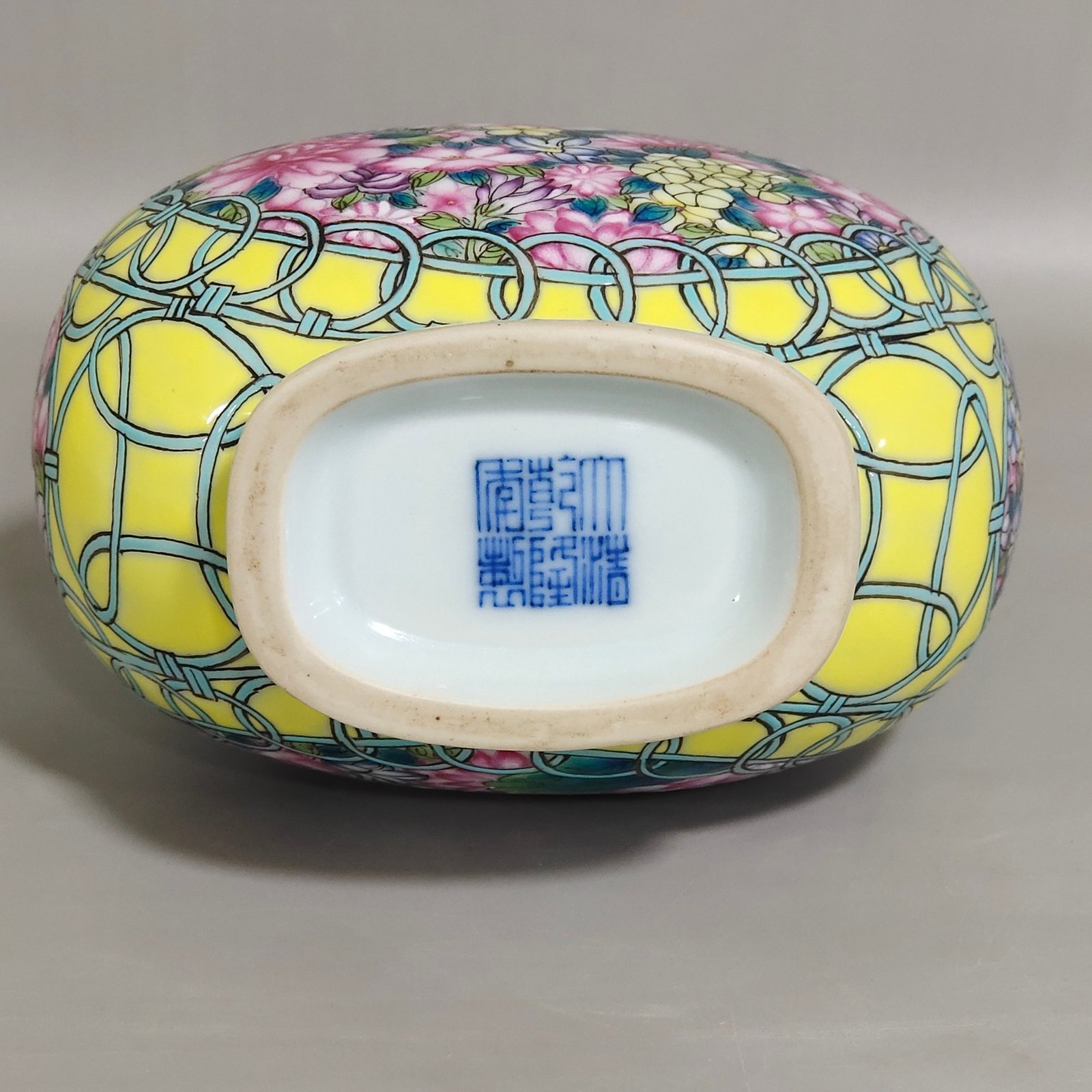 Qing Dynasty Qianlong lemon yellow glaze open window gourd vase