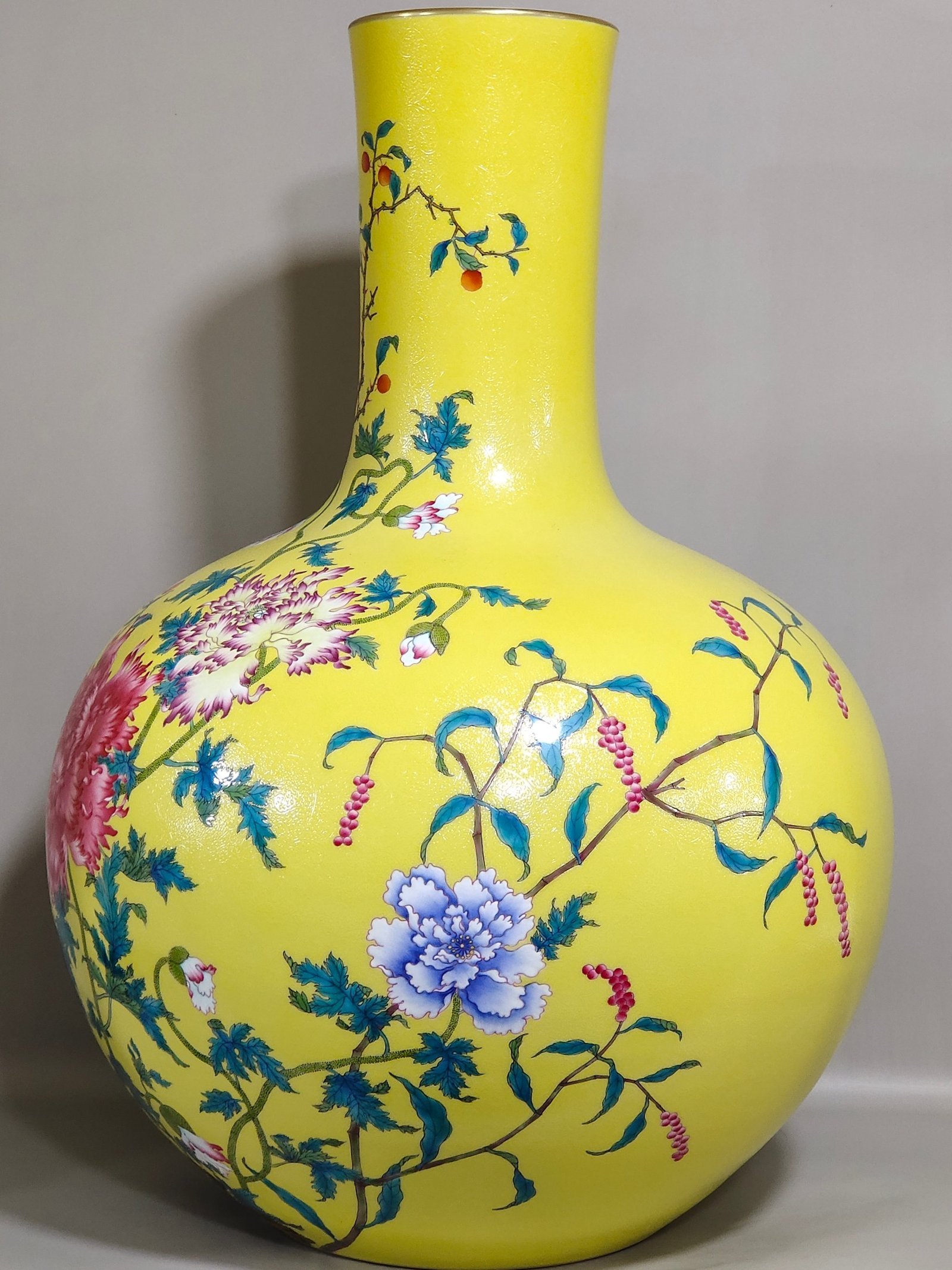 Qing Dynasty Qianlong a lemon-yellow glazed poppy flower vase