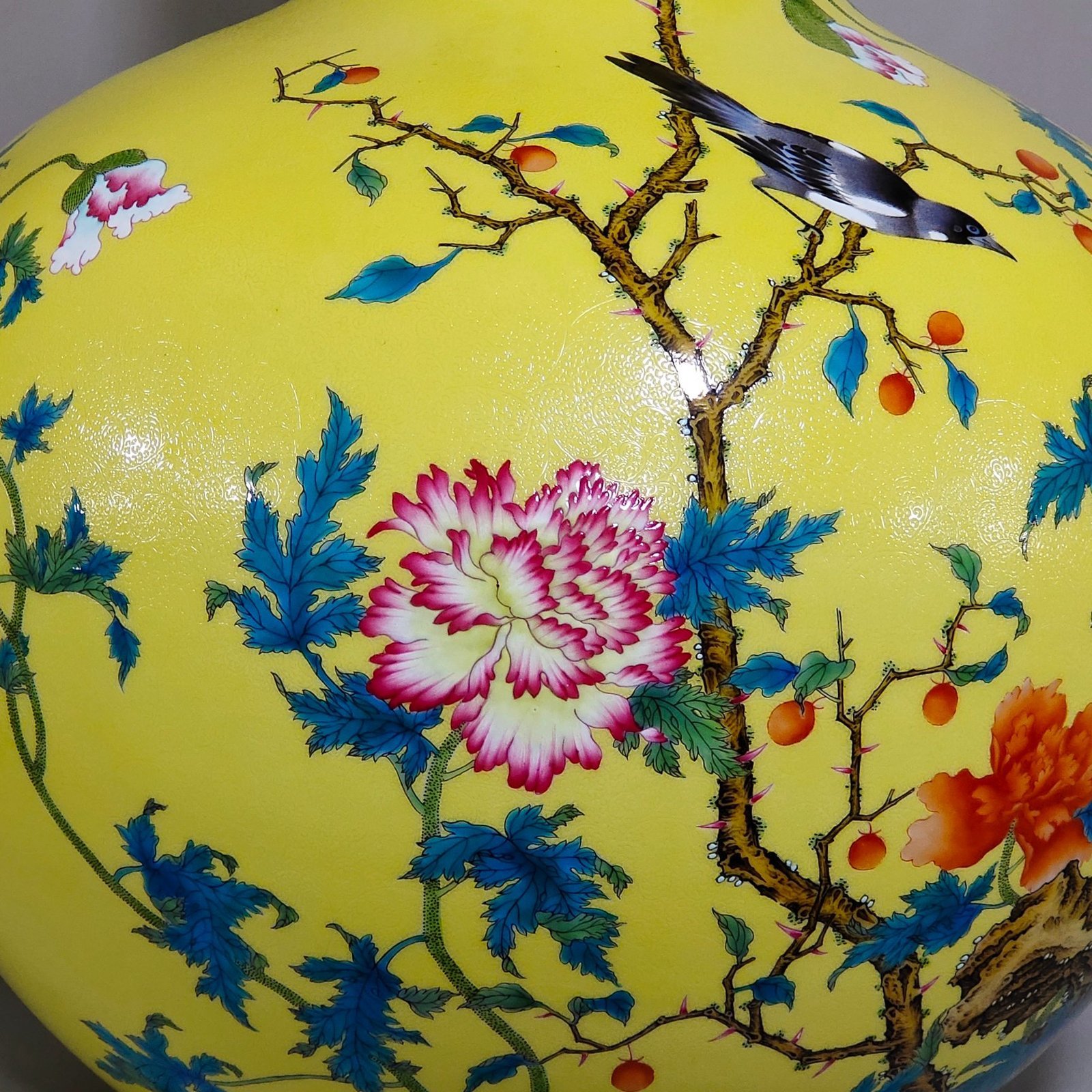 Qing Dynasty Qianlong a lemon-yellow glazed poppy flower vase