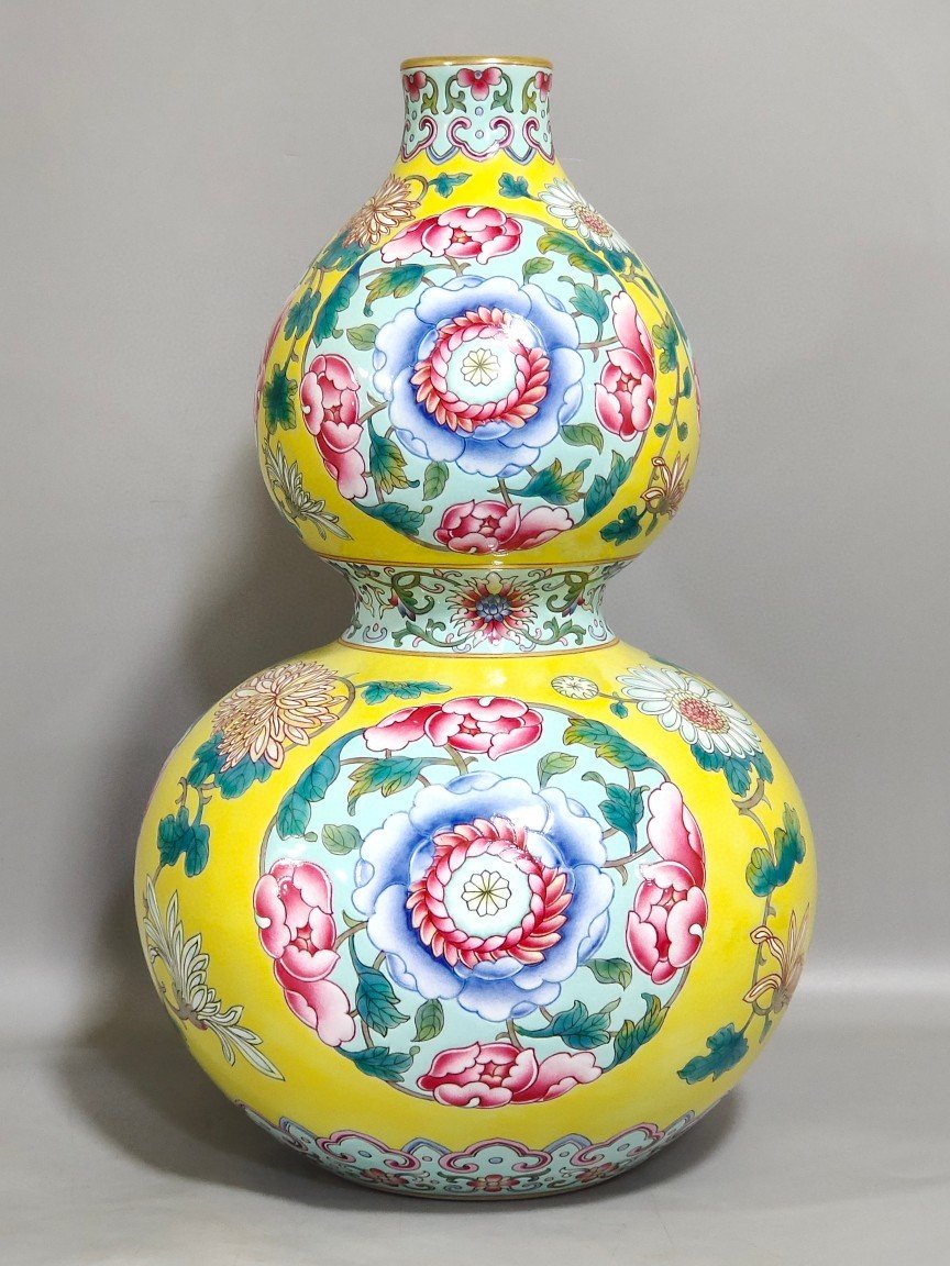 Qing Dynasty Qianlong lemon yellow glaze flower gourd vase