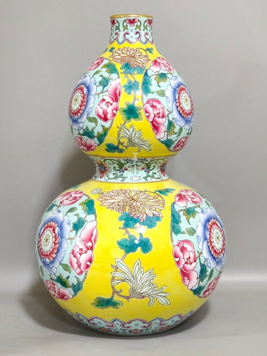 Qing Dynasty Qianlong lemon yellow glaze flower gourd vase