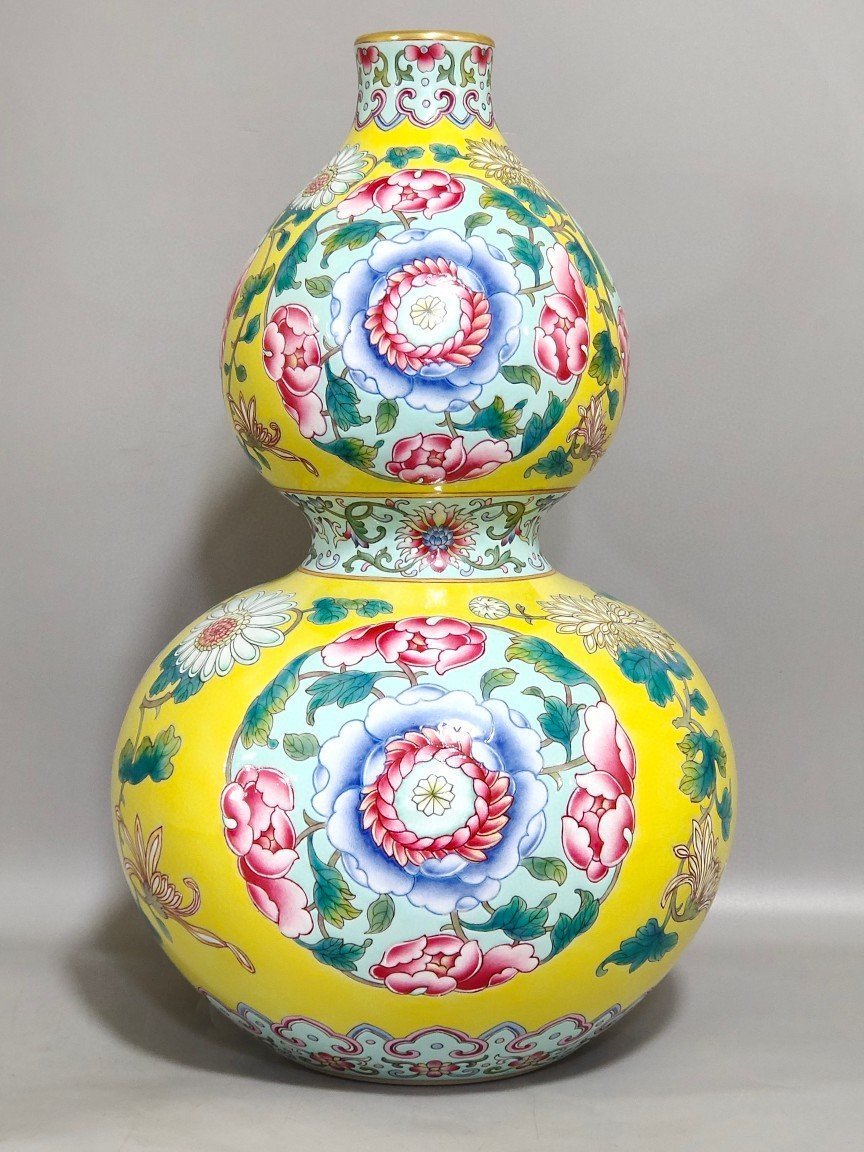 Qing Dynasty Qianlong lemon yellow glaze flower gourd vase