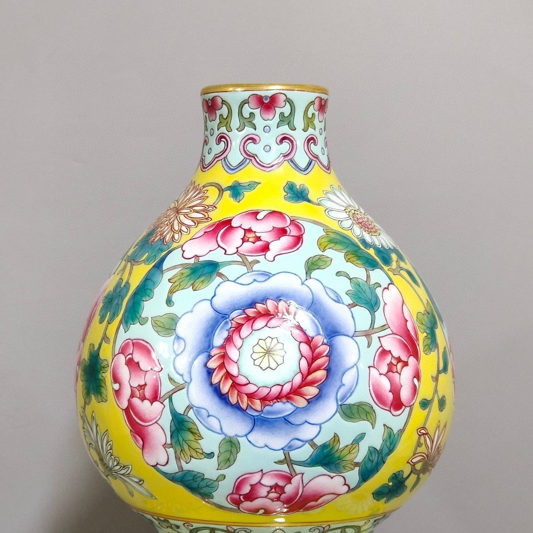 Qing Dynasty Qianlong lemon yellow glaze flower gourd vase